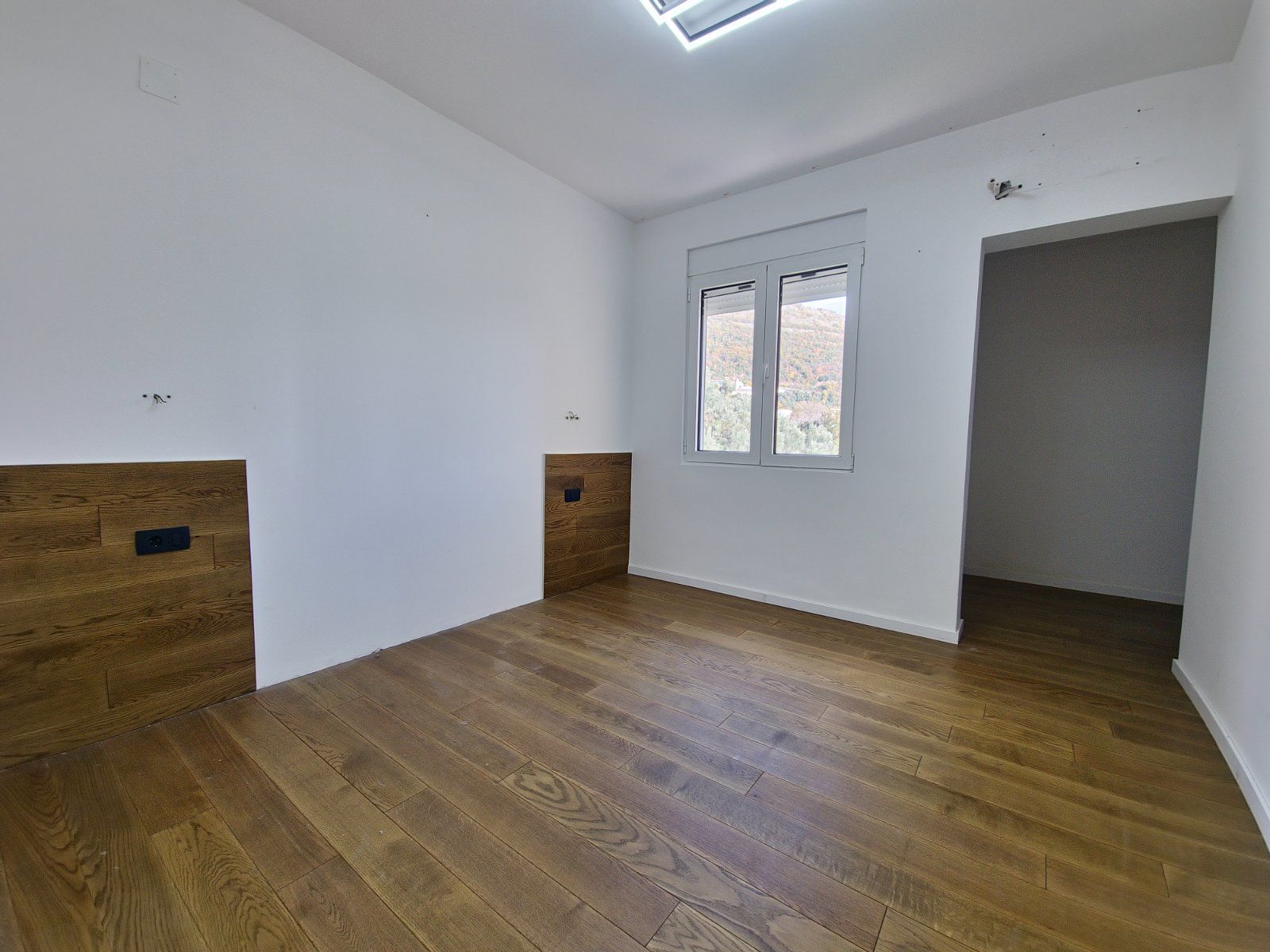 Dvosoban renoviran stan 96 m² sa velikom terasom, pogledom na more i tri garažna mesta – Petrovac - Amfora Real Estate