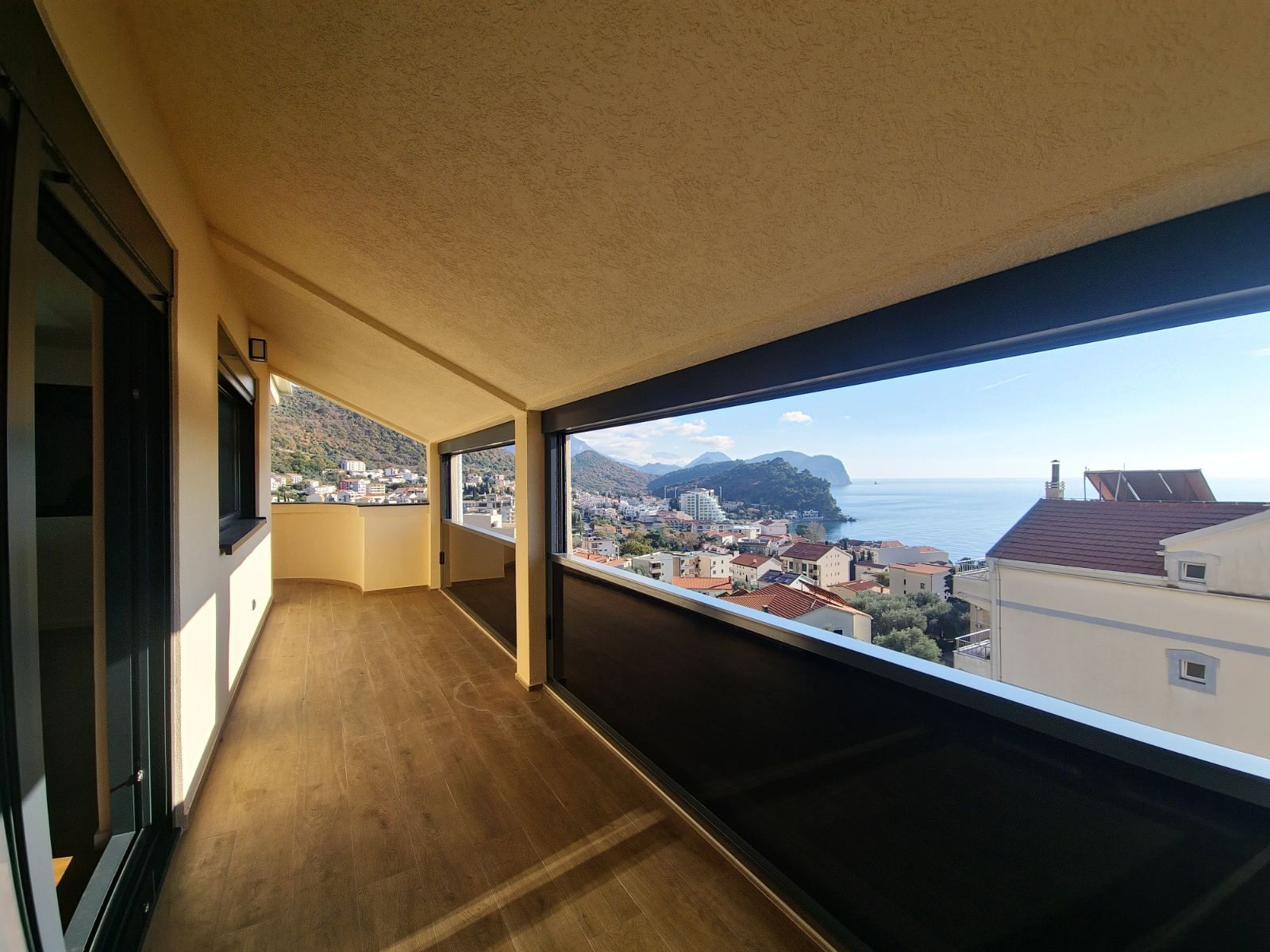 Dvosoban renoviran stan 96 m² sa velikom terasom, pogledom na more i tri garažna mesta – Petrovac - Amfora Real Estate