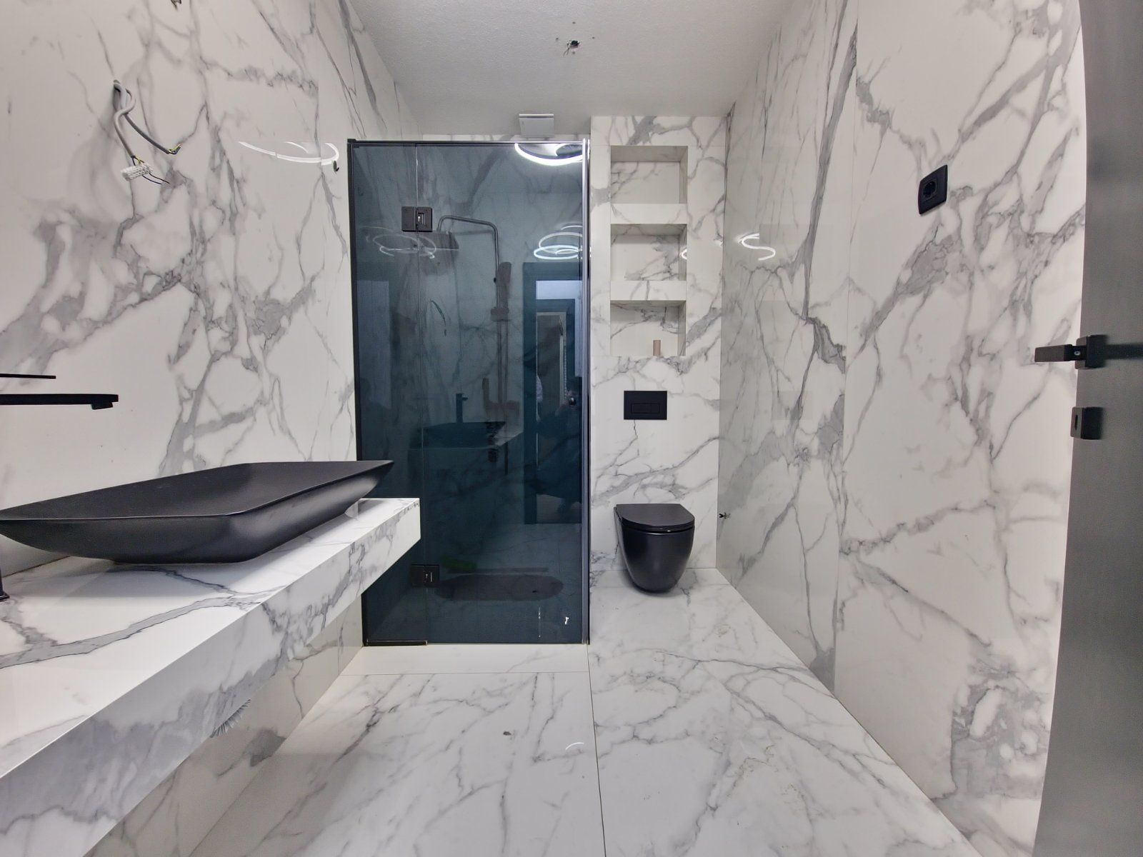 Dvosoban renoviran stan 96 m² sa velikom terasom, pogledom na more i tri garažna mesta – Petrovac - Amfora Real Estate