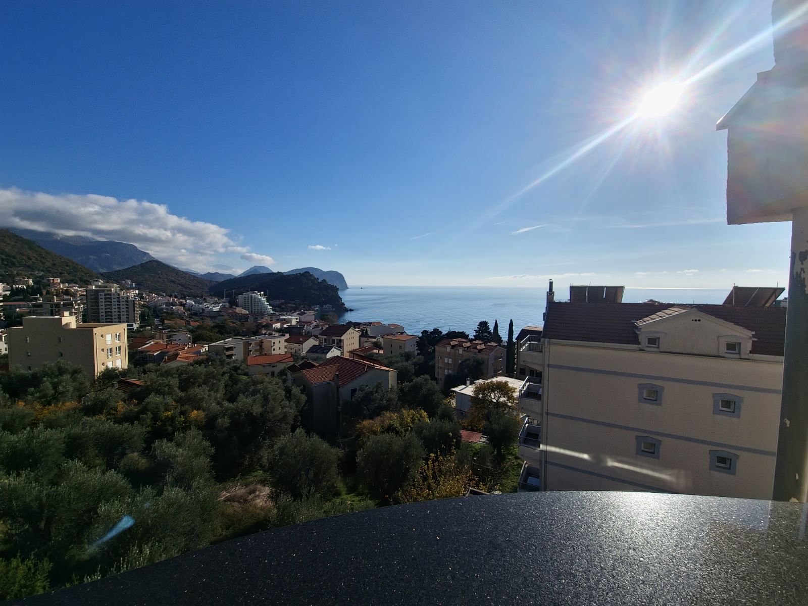 Dvosoban renoviran stan 96 m² sa velikom terasom, pogledom na more i tri garažna mesta – Petrovac - Amfora Real Estate