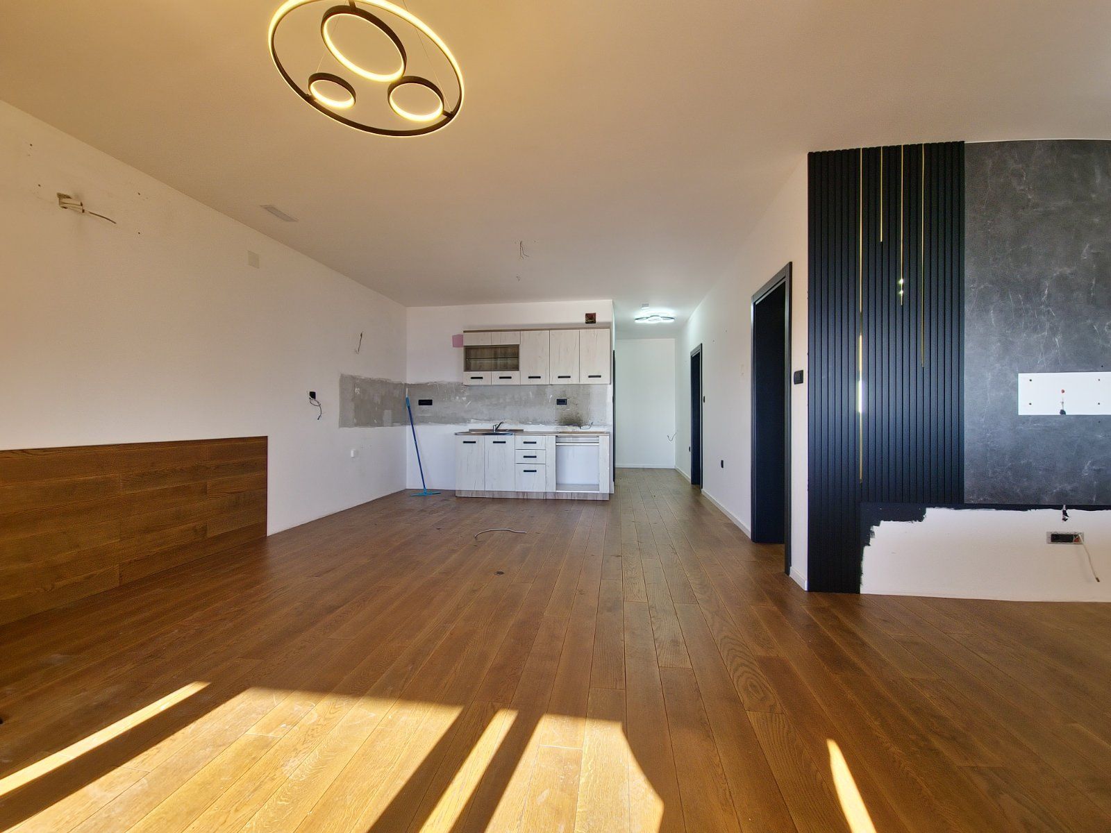 Dvosoban renoviran stan 96 m² sa velikom terasom, pogledom na more i tri garažna mesta – Petrovac - Amfora Real Estate