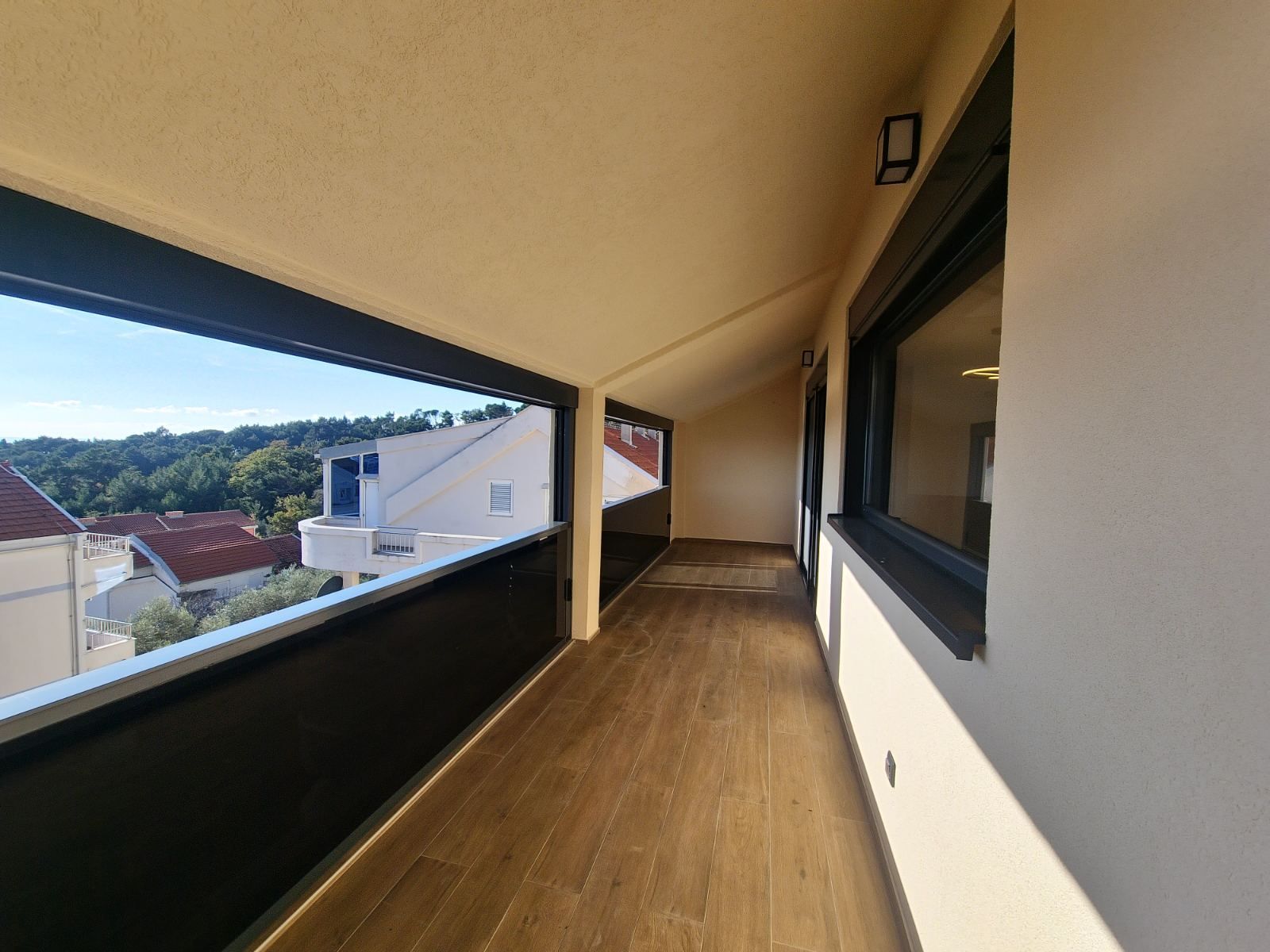 Dvosoban renoviran stan 96 m² sa velikom terasom, pogledom na more i tri garažna mesta – Petrovac - Amfora Real Estate