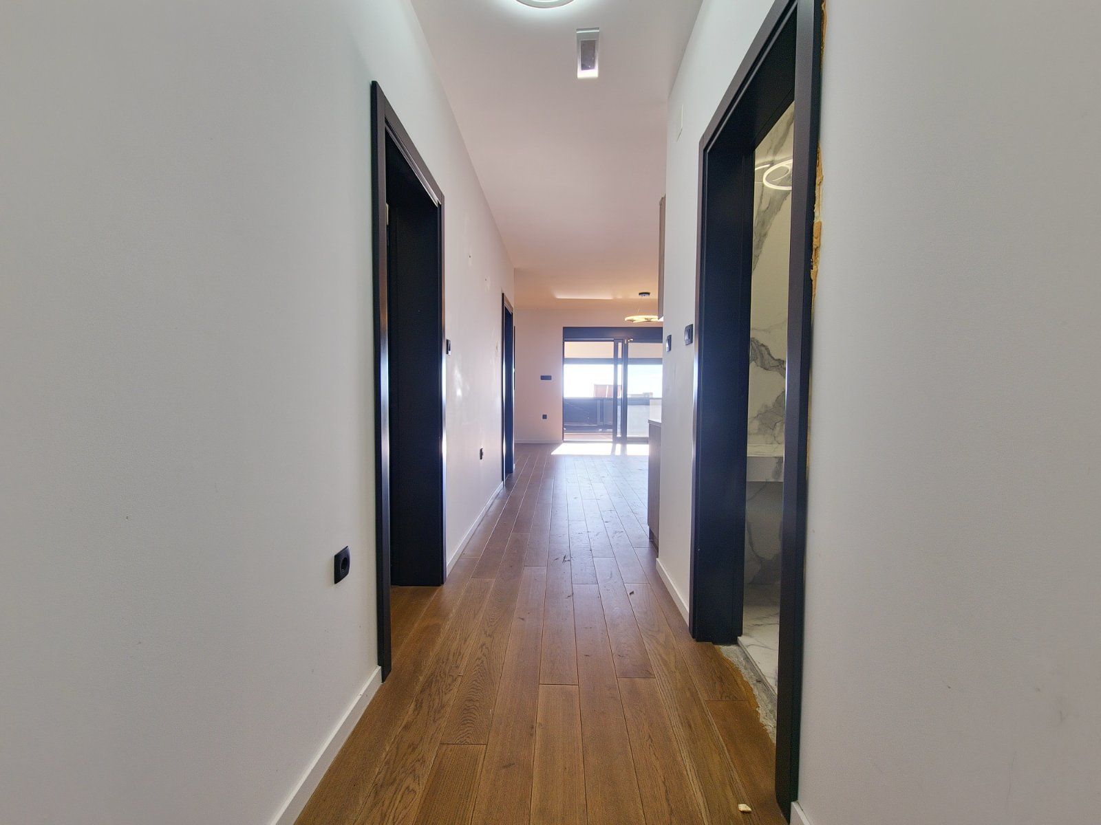 Dvosoban renoviran stan 96 m² sa velikom terasom, pogledom na more i tri garažna mesta – Petrovac - Amfora Real Estate