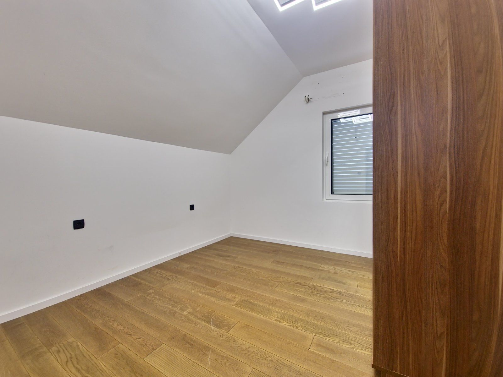 Dvosoban renoviran stan 96 m² sa velikom terasom, pogledom na more i tri garažna mesta – Petrovac - Amfora Real Estate