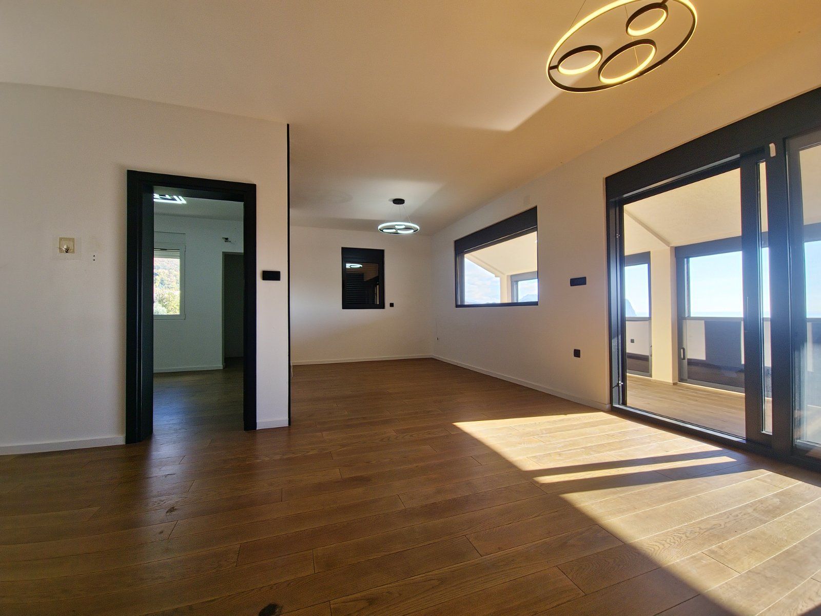 Dvosoban renoviran stan 96 m² sa velikom terasom, pogledom na more i tri garažna mesta – Petrovac - Amfora Real Estate