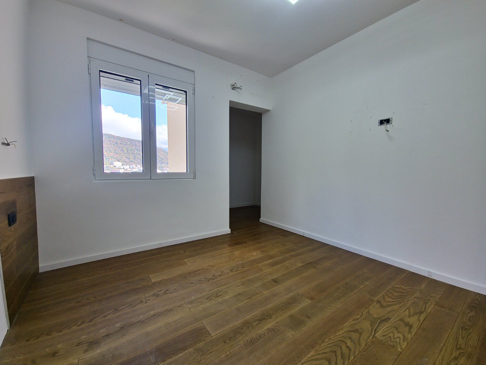 Dvosoban renoviran stan 96 m² sa velikom terasom, pogledom na more i tri garažna mesta – Petrovac - Amfora Real Estate