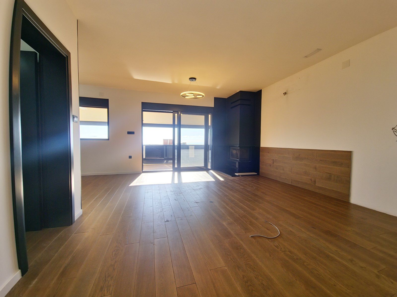 Dvosoban renoviran stan 96 m² sa velikom terasom, pogledom na more i tri garažna mesta – Petrovac - Amfora Real Estate