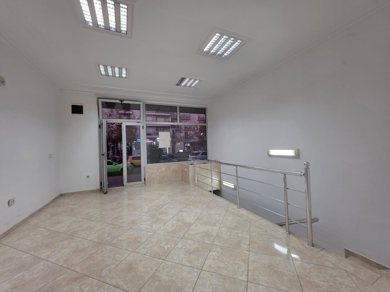 Moderno uređen poslovni prostor 82 m² na prometnoj lokaciji sa parkingom – Stari Aerodrom, Podgorica - Amfora Real Estate