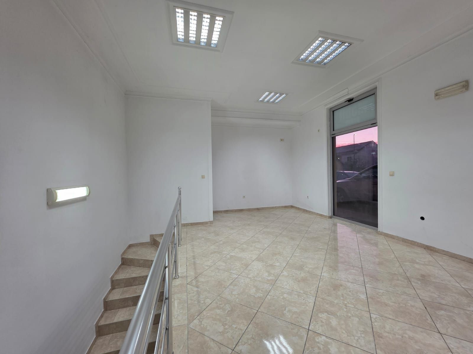 Moderno uređen poslovni prostor 82 m² na prometnoj lokaciji sa parkingom – Stari Aerodrom, Podgorica - Amfora Real Estate