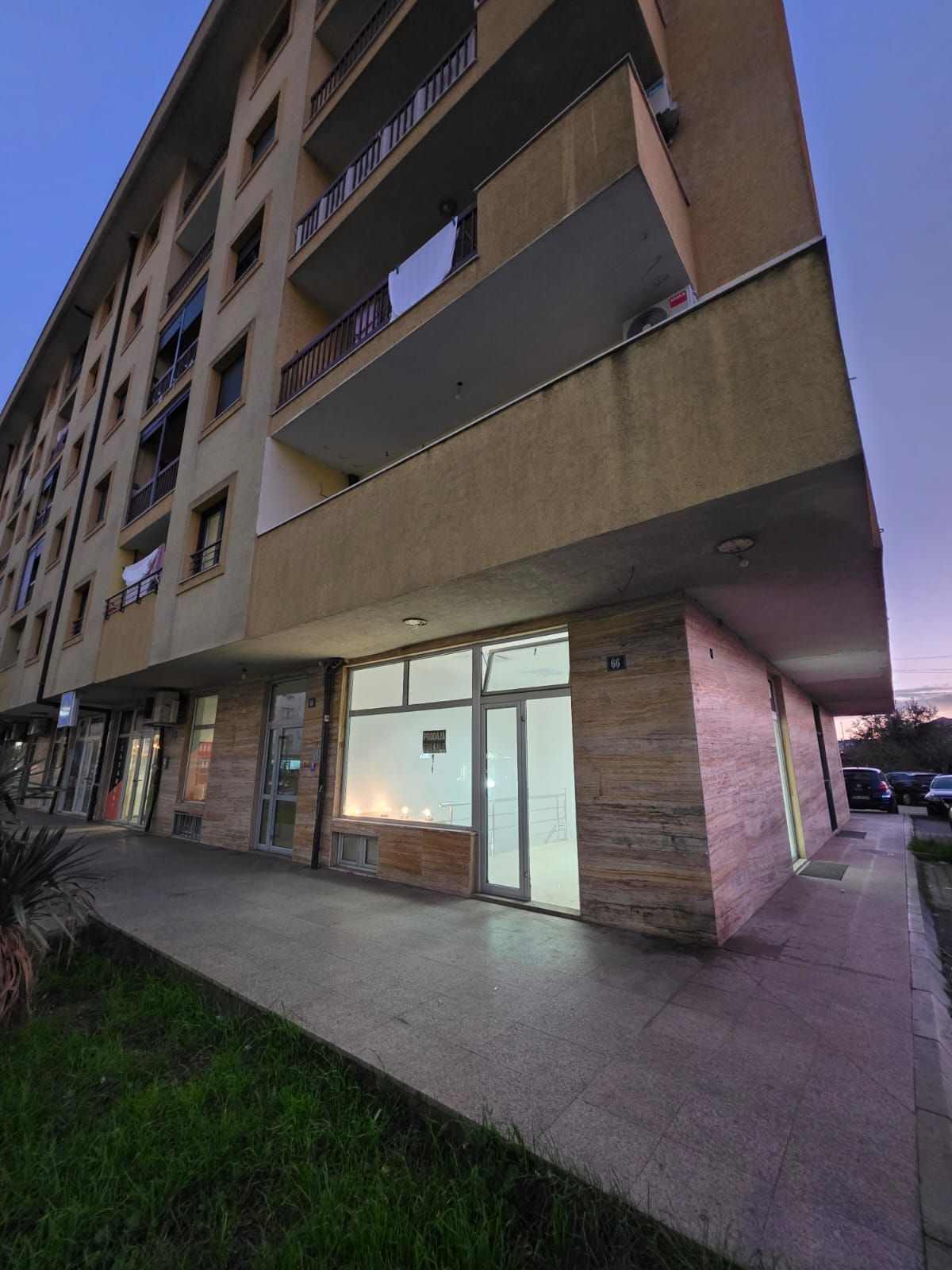 Moderno uređen poslovni prostor 82 m² na prometnoj lokaciji sa parkingom – Stari Aerodrom, Podgorica - Amfora Real Estate
