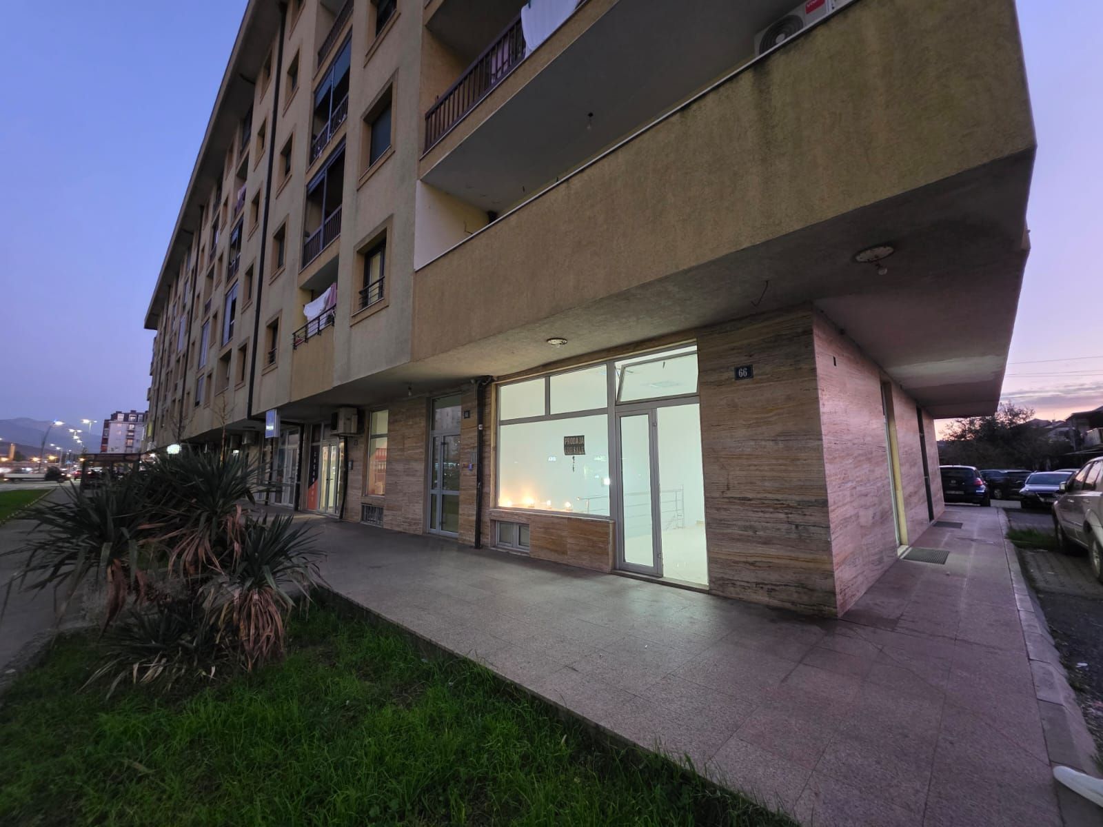 Moderno uređen poslovni prostor 82 m² na prometnoj lokaciji sa parkingom – Stari Aerodrom, Podgorica - Amfora Real Estate