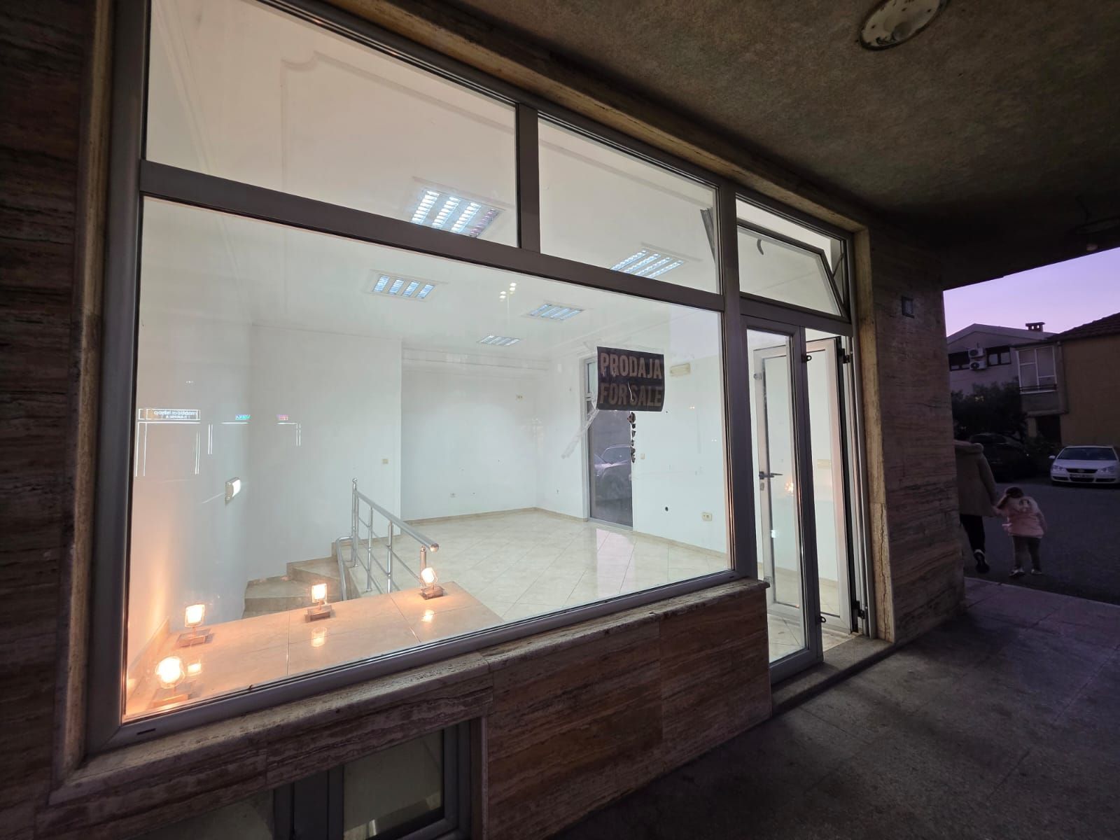 Moderno uređen poslovni prostor 82 m² na prometnoj lokaciji sa parkingom – Stari Aerodrom, Podgorica - Amfora Real Estate