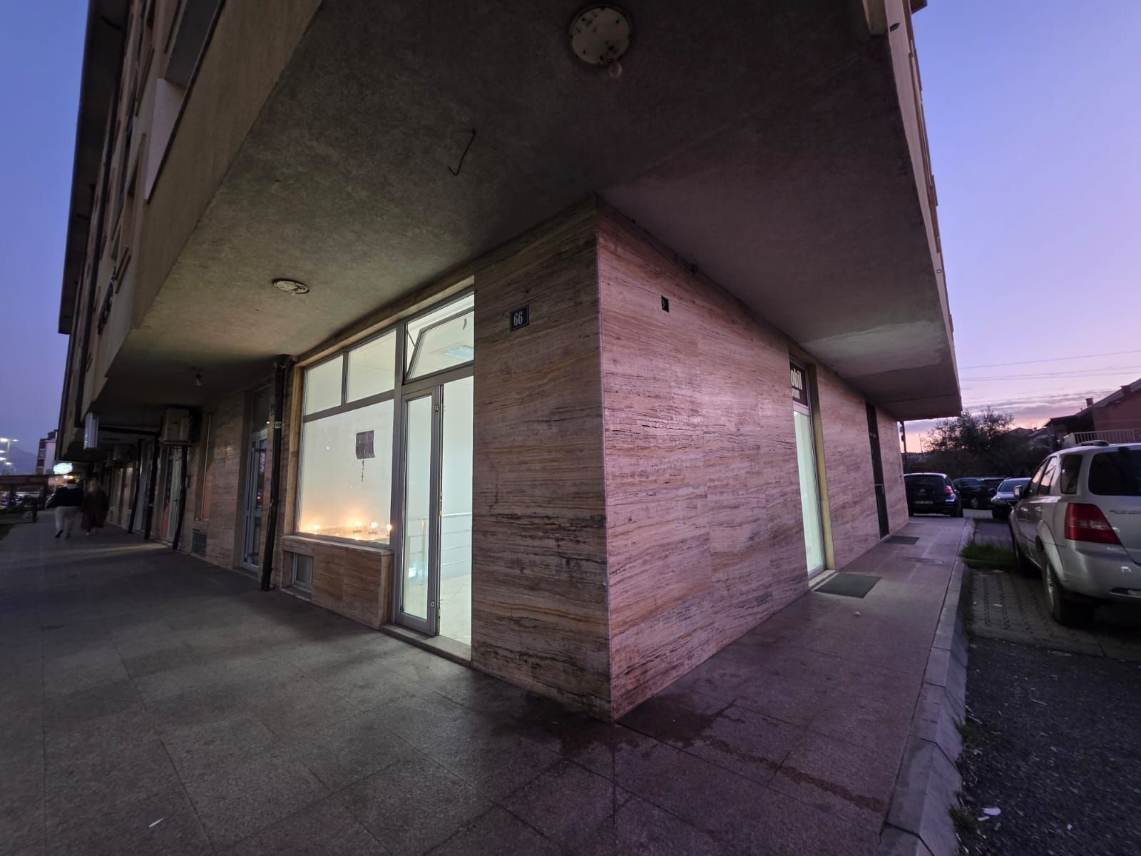 Moderno uređen poslovni prostor 82 m² na prometnoj lokaciji sa parkingom – Stari Aerodrom, Podgorica - Amfora Real Estate