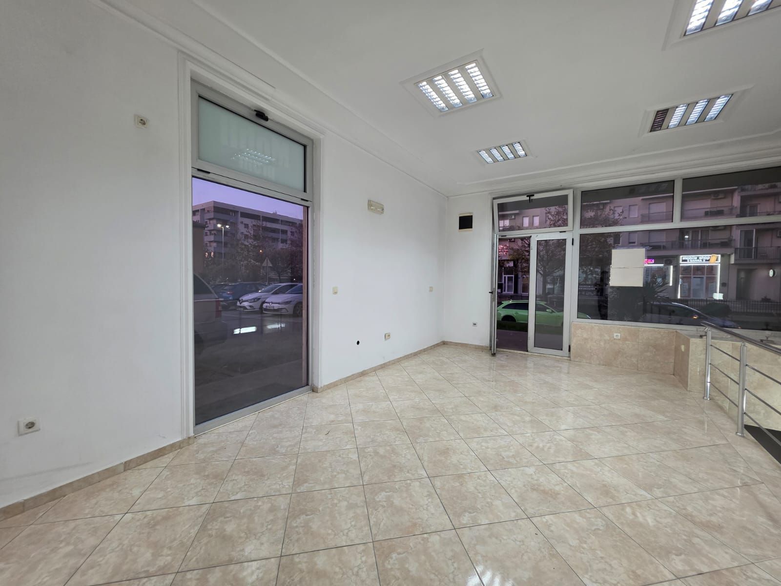 Moderno uređen poslovni prostor 82 m² na prometnoj lokaciji sa parkingom – Stari Aerodrom, Podgorica - Amfora Real Estate