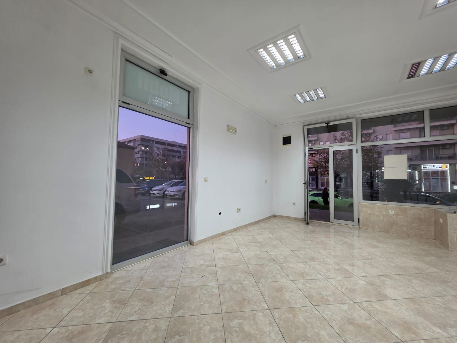 Moderno uređen poslovni prostor 82 m² na prometnoj lokaciji sa parkingom – Stari Aerodrom, Podgorica - Amfora Real Estate