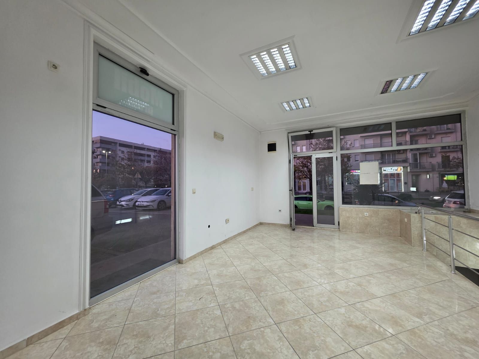 Moderno uređen poslovni prostor 82 m² na prometnoj lokaciji sa parkingom – Stari Aerodrom, Podgorica - Amfora Real Estate