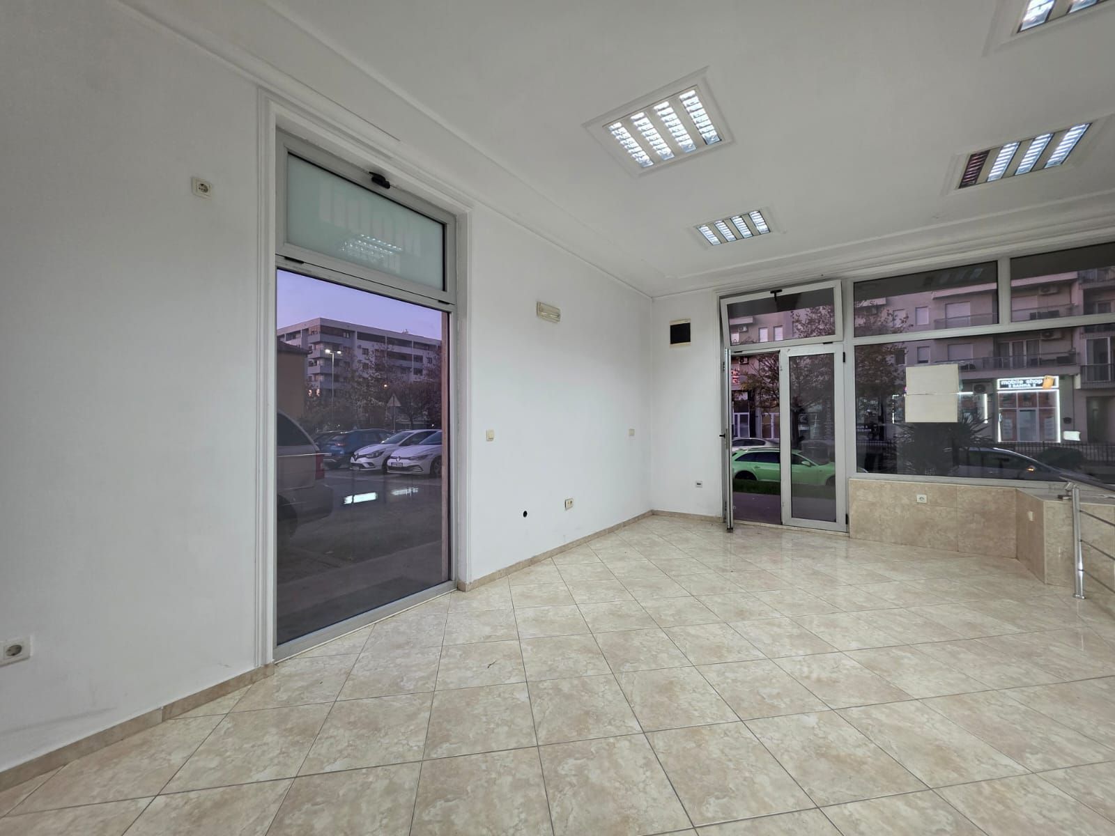 Moderno uređen poslovni prostor 82 m² na prometnoj lokaciji sa parkingom – Stari Aerodrom, Podgorica - Amfora Real Estate