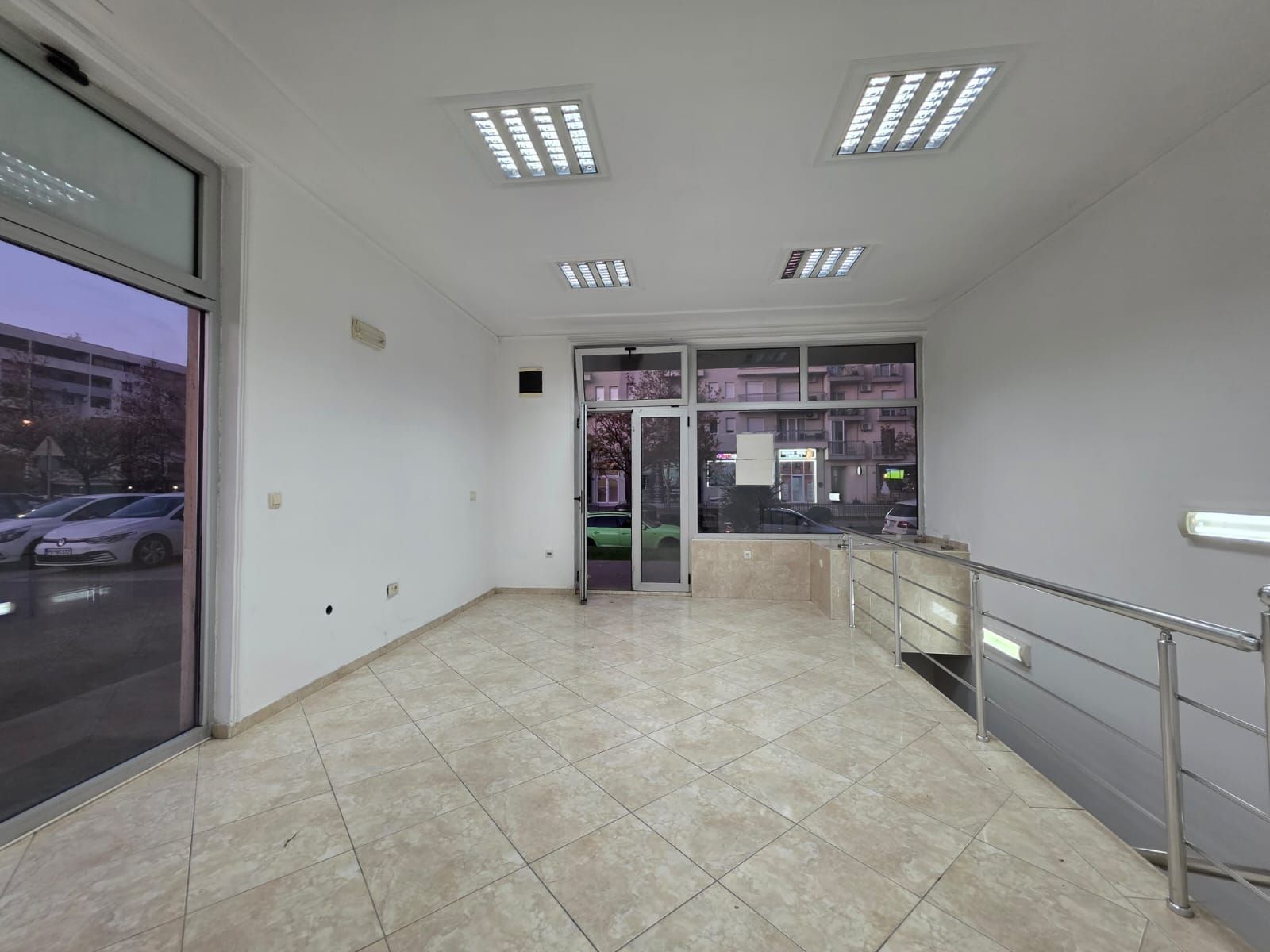 Moderno uređen poslovni prostor 82 m² na prometnoj lokaciji sa parkingom – Stari Aerodrom, Podgorica - Amfora Real Estate