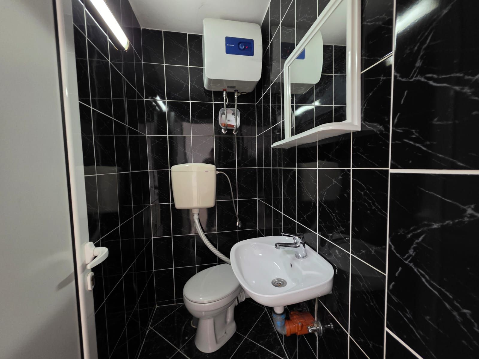 Moderno uređen poslovni prostor 82 m² na prometnoj lokaciji sa parkingom – Stari Aerodrom, Podgorica - Amfora Real Estate