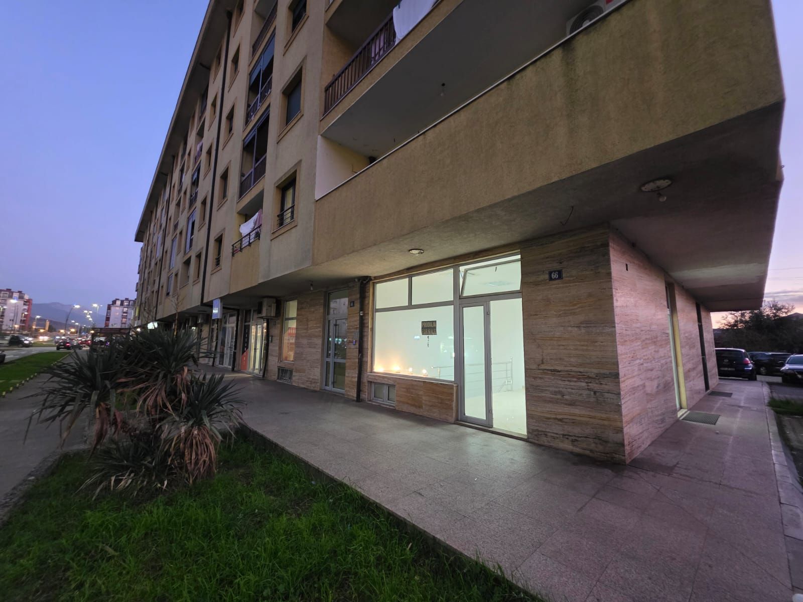 Moderno uređen poslovni prostor 82 m² na prometnoj lokaciji sa parkingom – Stari Aerodrom, Podgorica - Amfora Real Estate