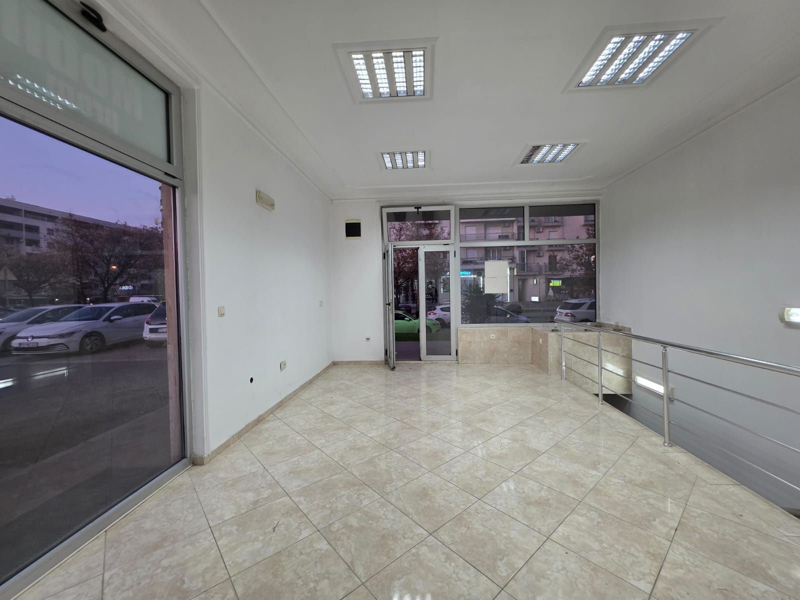 Moderno uređen poslovni prostor 82 m² na prometnoj lokaciji sa parkingom – Stari Aerodrom, Podgorica - Amfora Real Estate