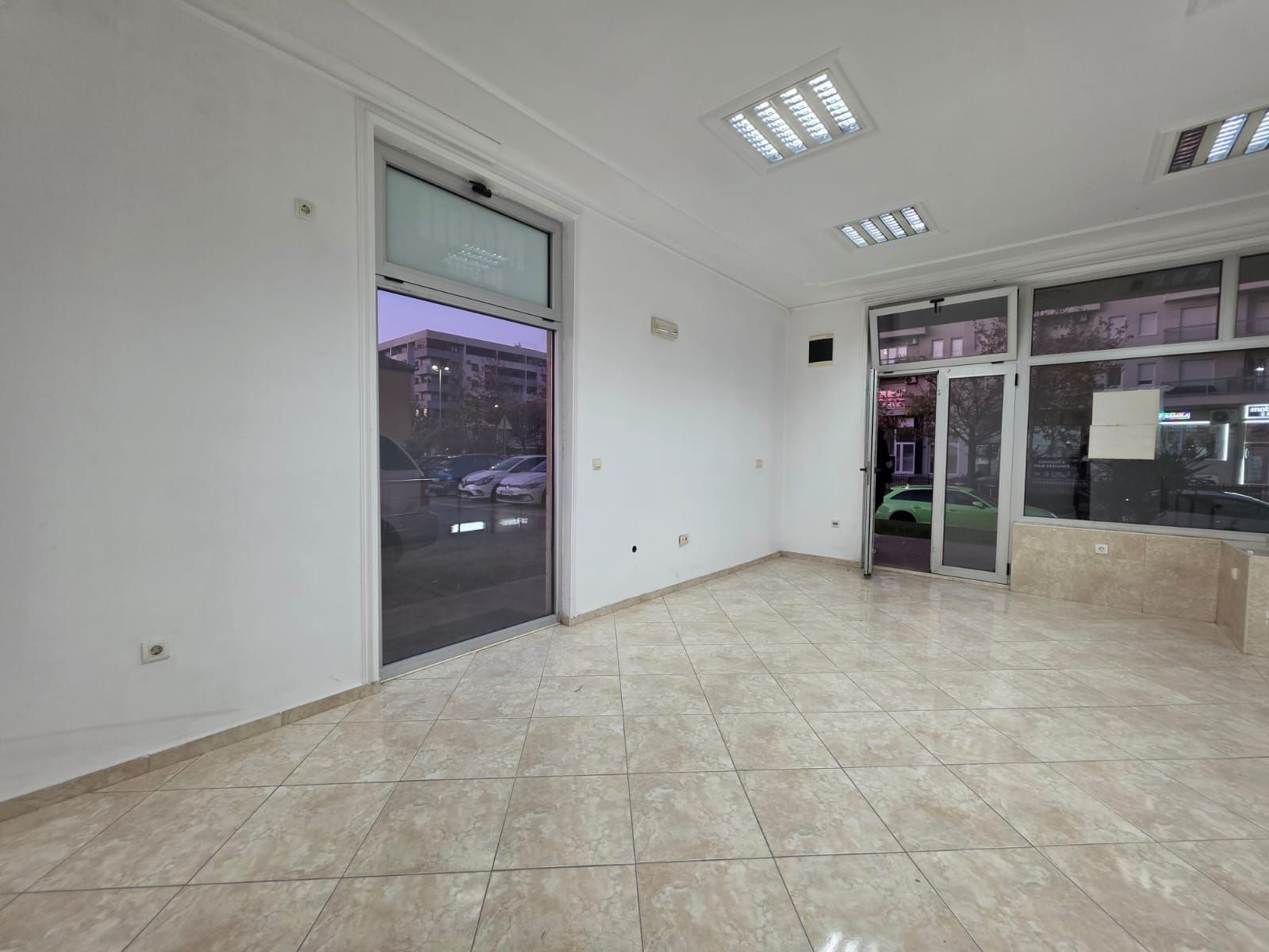 Moderno uređen poslovni prostor 82 m² na prometnoj lokaciji sa parkingom – Stari Aerodrom, Podgorica - Amfora Real Estate