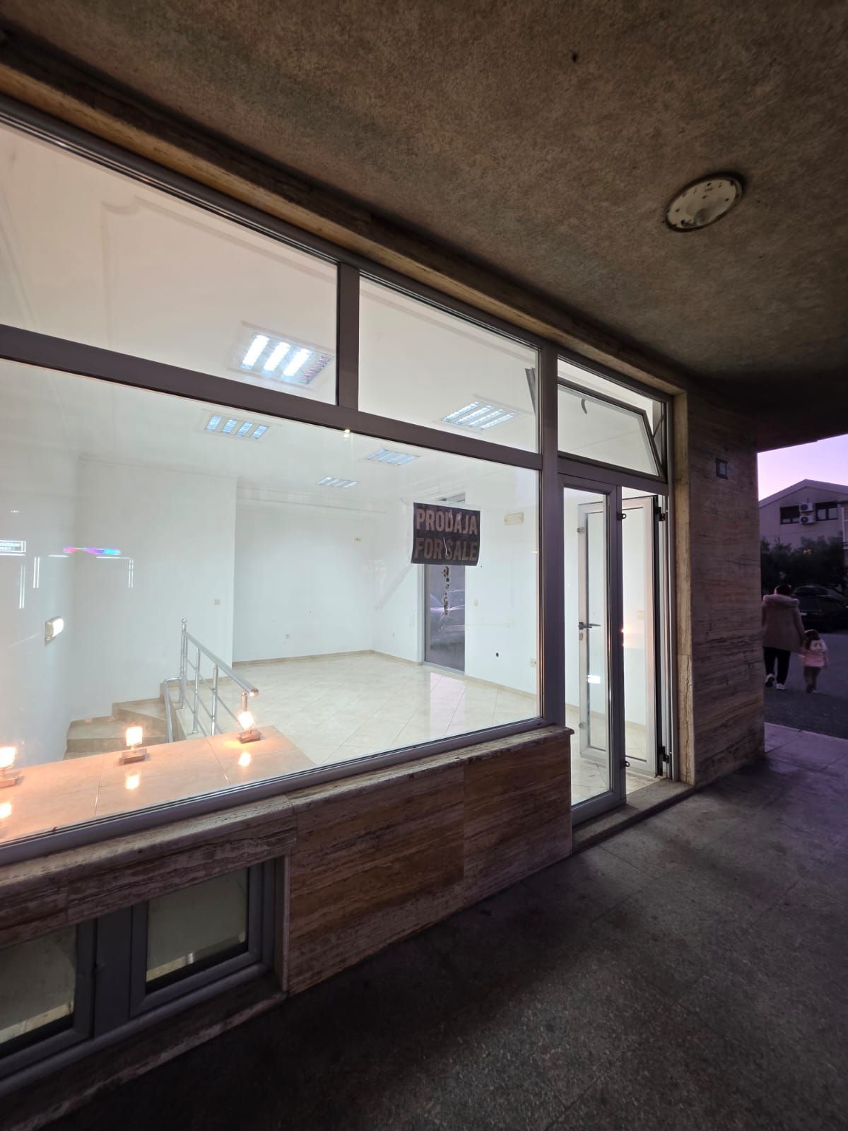 Moderno uređen poslovni prostor 82 m² na prometnoj lokaciji sa parkingom – Stari Aerodrom, Podgorica - Amfora Real Estate