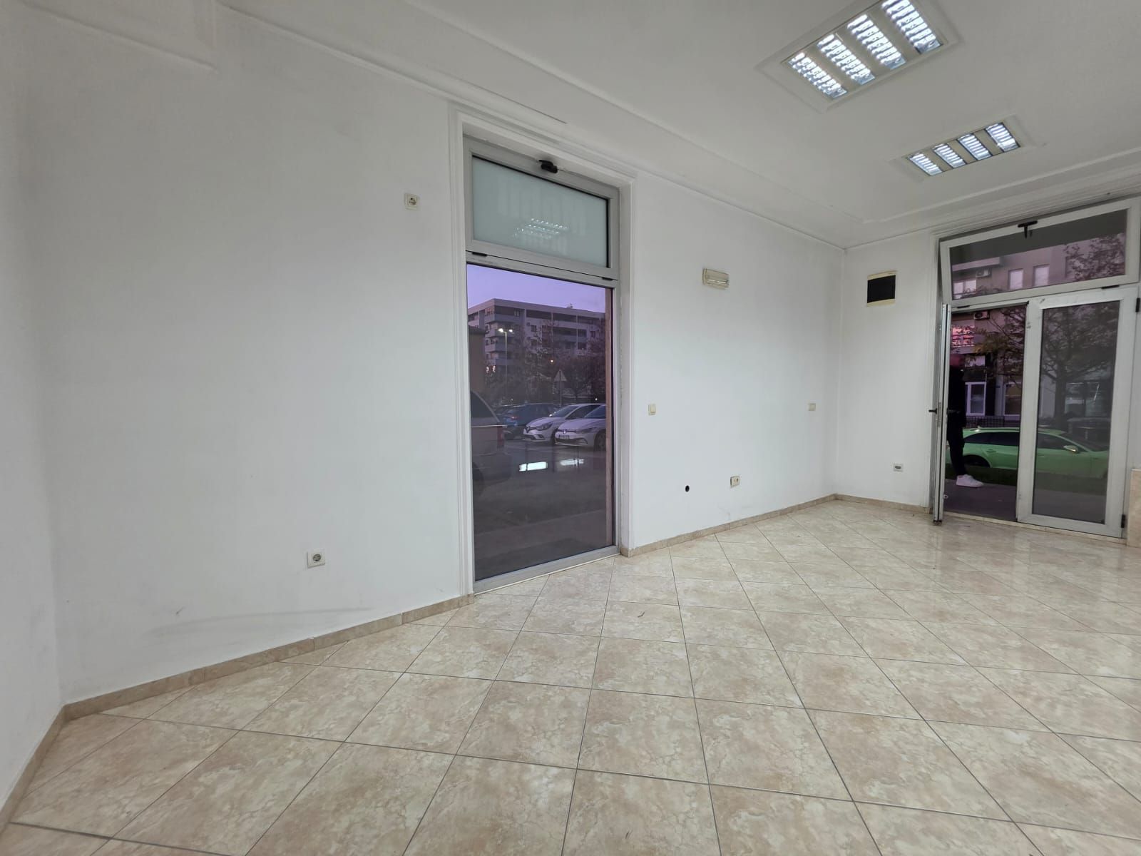 Moderno uređen poslovni prostor 82 m² na prometnoj lokaciji sa parkingom – Stari Aerodrom, Podgorica - Amfora Real Estate