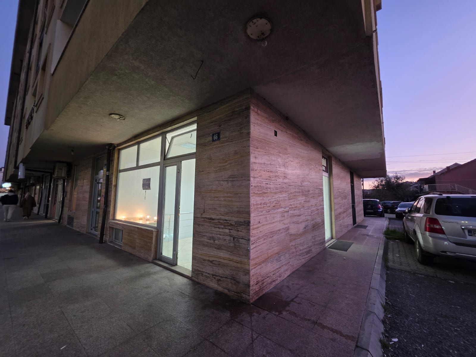 Moderno uređen poslovni prostor 82 m² na prometnoj lokaciji sa parkingom – Stari Aerodrom, Podgorica - Amfora Real Estate