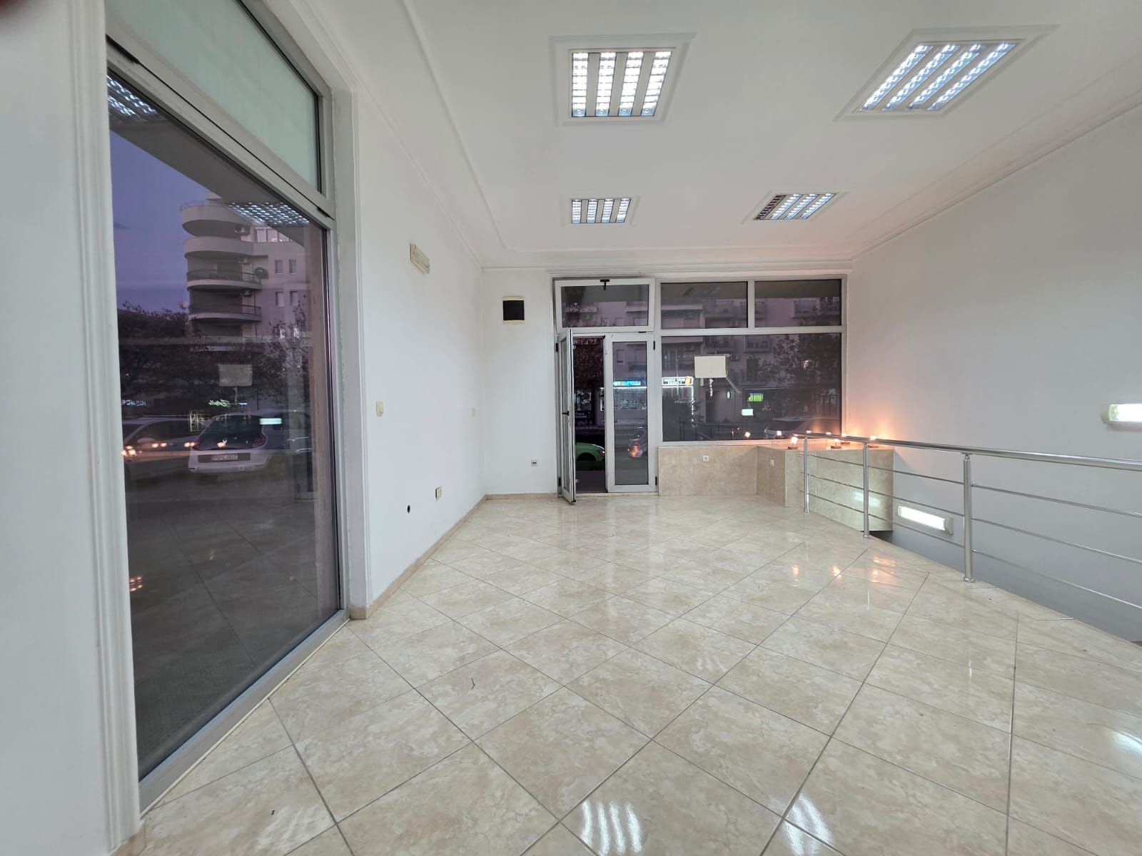 Moderno uređen poslovni prostor 82 m² na prometnoj lokaciji sa parkingom – Stari Aerodrom, Podgorica - Amfora Real Estate