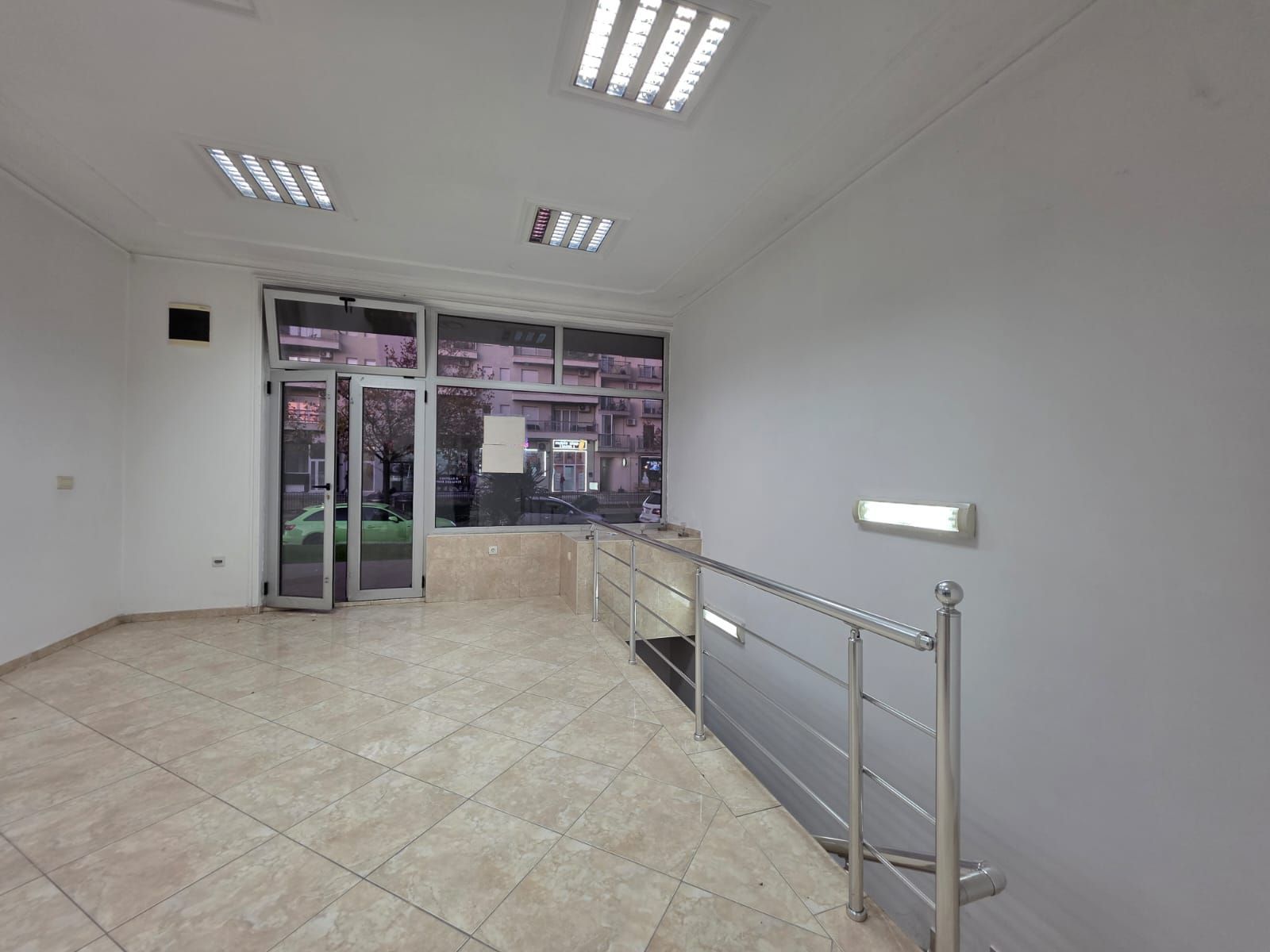 Moderno uređen poslovni prostor 82 m² na prometnoj lokaciji sa parkingom – Stari Aerodrom, Podgorica - Amfora Real Estate