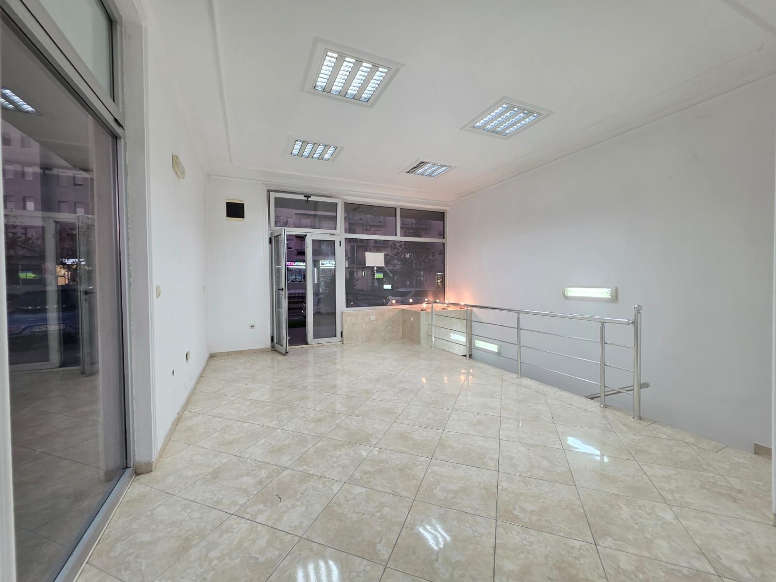 Moderno uređen poslovni prostor 82 m² na prometnoj lokaciji sa parkingom – Stari Aerodrom, Podgorica - Amfora Real Estate