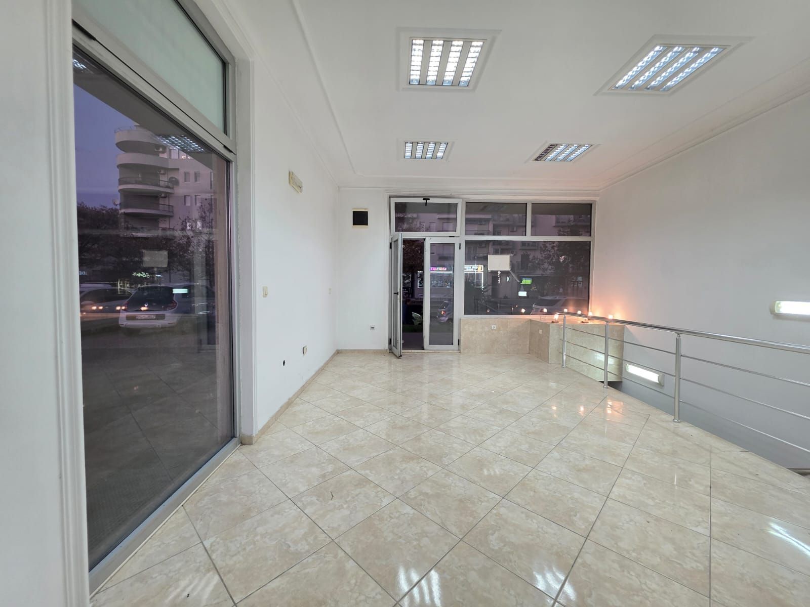 Moderno uređen poslovni prostor 82 m² na prometnoj lokaciji sa parkingom – Stari Aerodrom, Podgorica - Amfora Real Estate