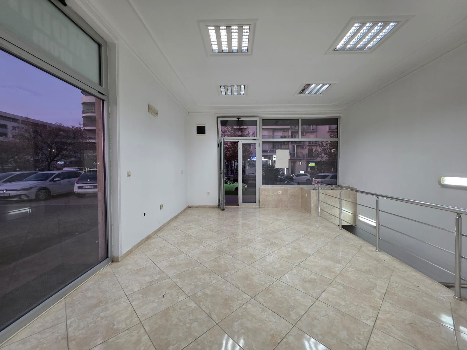 Moderno uređen poslovni prostor 82 m² na prometnoj lokaciji sa parkingom – Stari Aerodrom, Podgorica - Amfora Real Estate