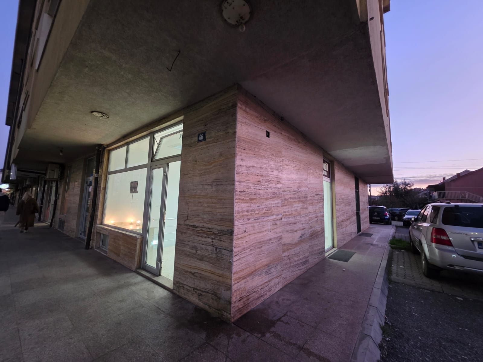 Moderno uređen poslovni prostor 82 m² na prometnoj lokaciji sa parkingom – Stari Aerodrom, Podgorica - Amfora Real Estate