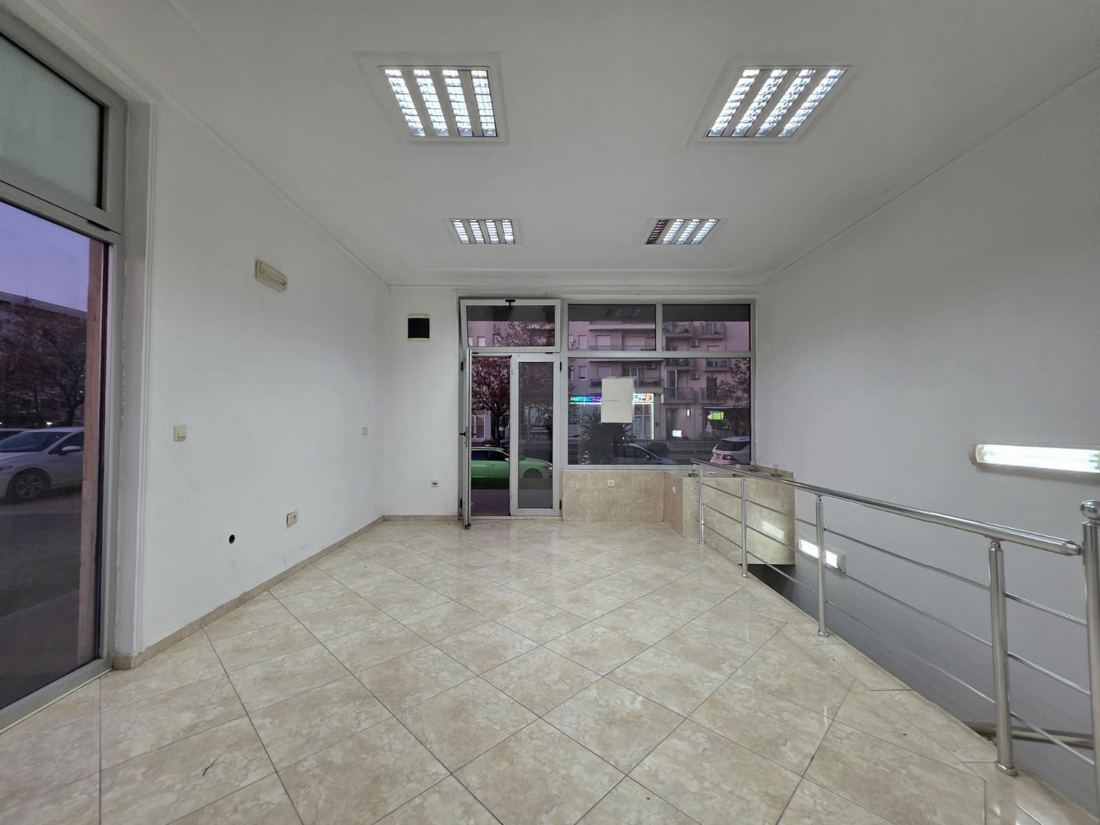 Moderno uređen poslovni prostor 82 m² na prometnoj lokaciji sa parkingom – Stari Aerodrom, Podgorica - Amfora Real Estate