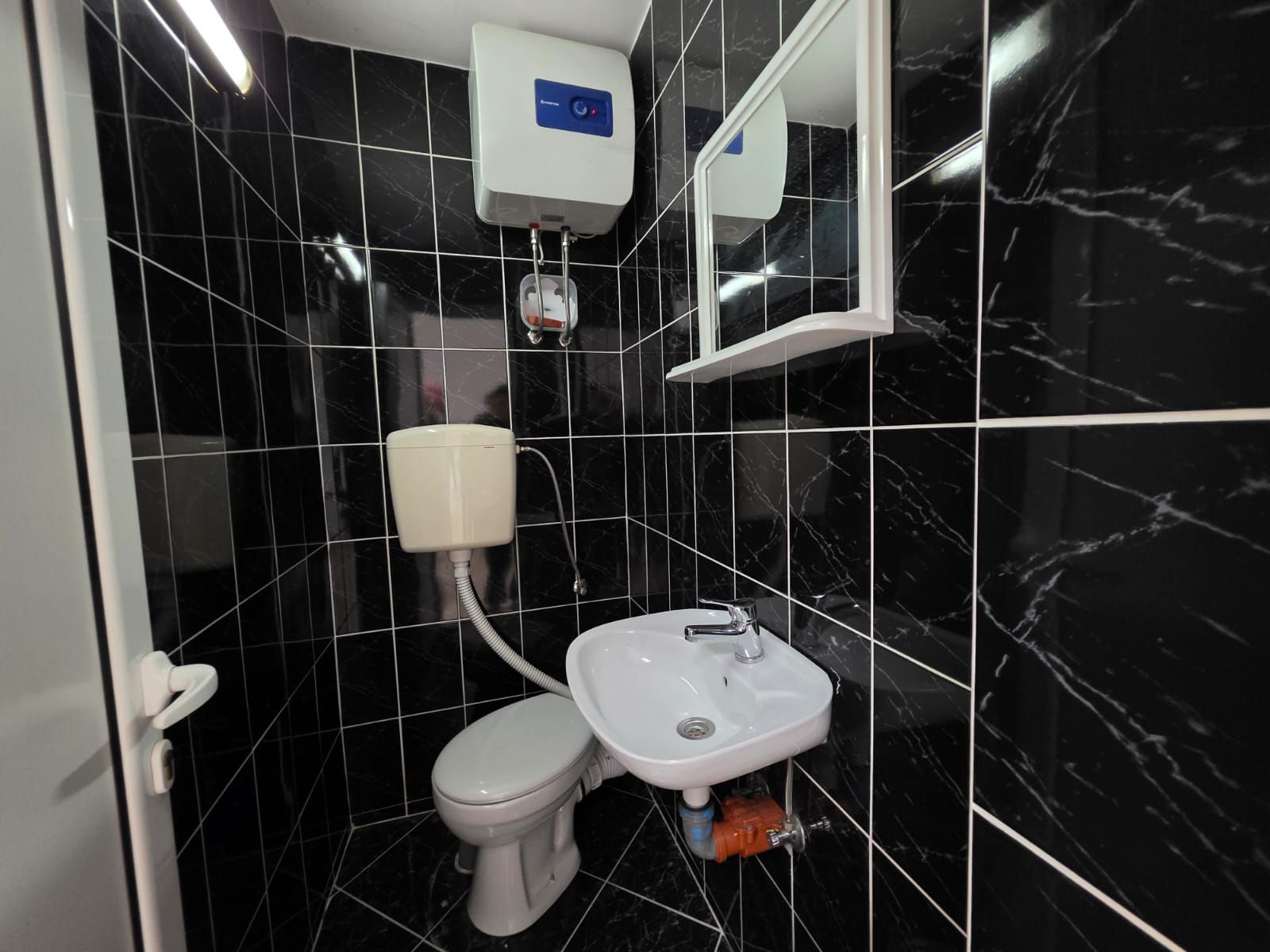 Moderno uređen poslovni prostor 82 m² na prometnoj lokaciji sa parkingom – Stari Aerodrom, Podgorica - Amfora Real Estate