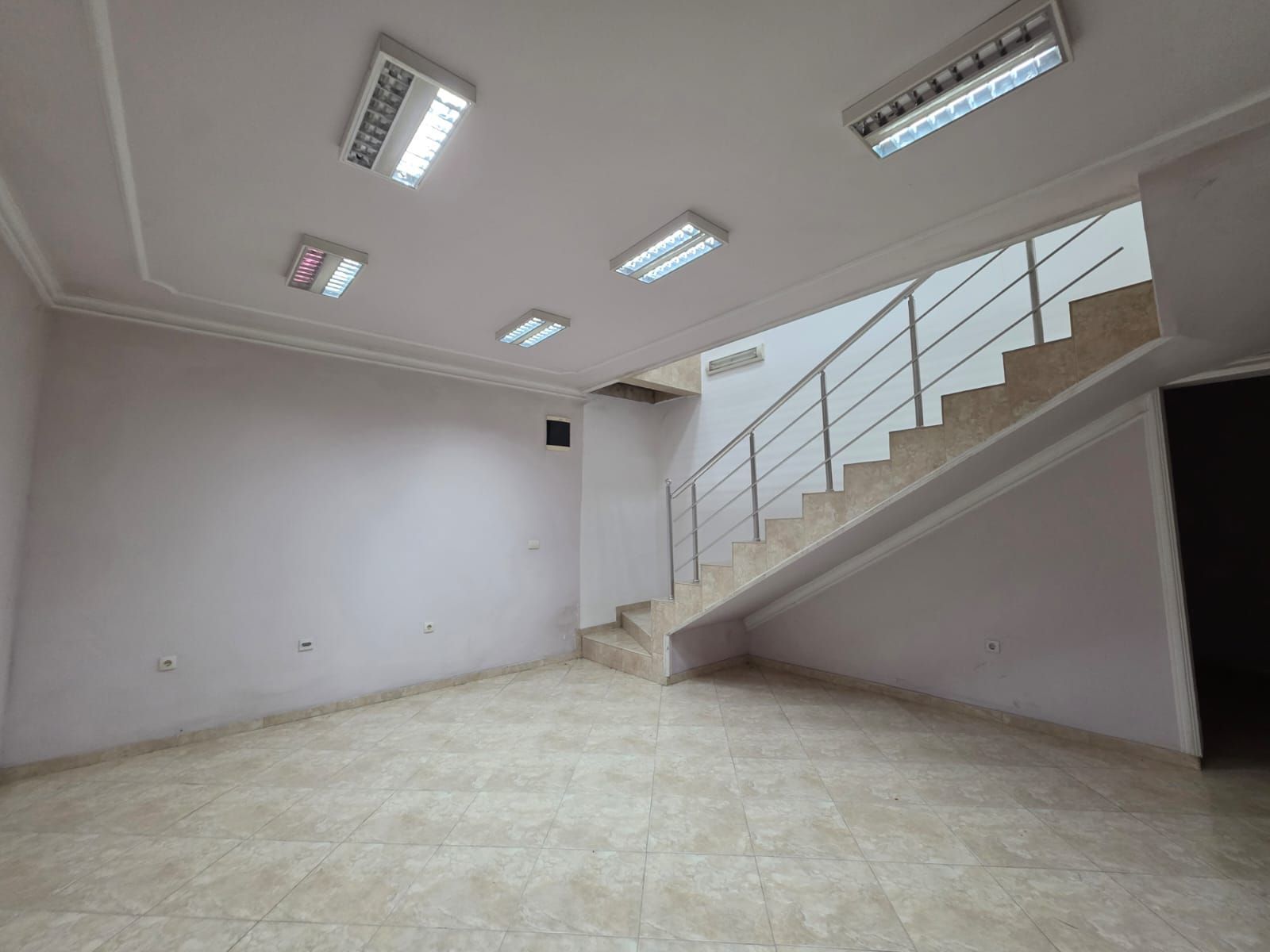 Moderno uređen poslovni prostor 82 m² na prometnoj lokaciji sa parkingom – Stari Aerodrom, Podgorica - Amfora Real Estate