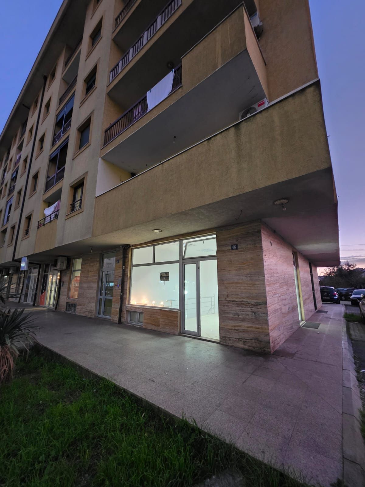 Moderno uređen poslovni prostor 82 m² na prometnoj lokaciji sa parkingom – Stari Aerodrom, Podgorica - Amfora Real Estate
