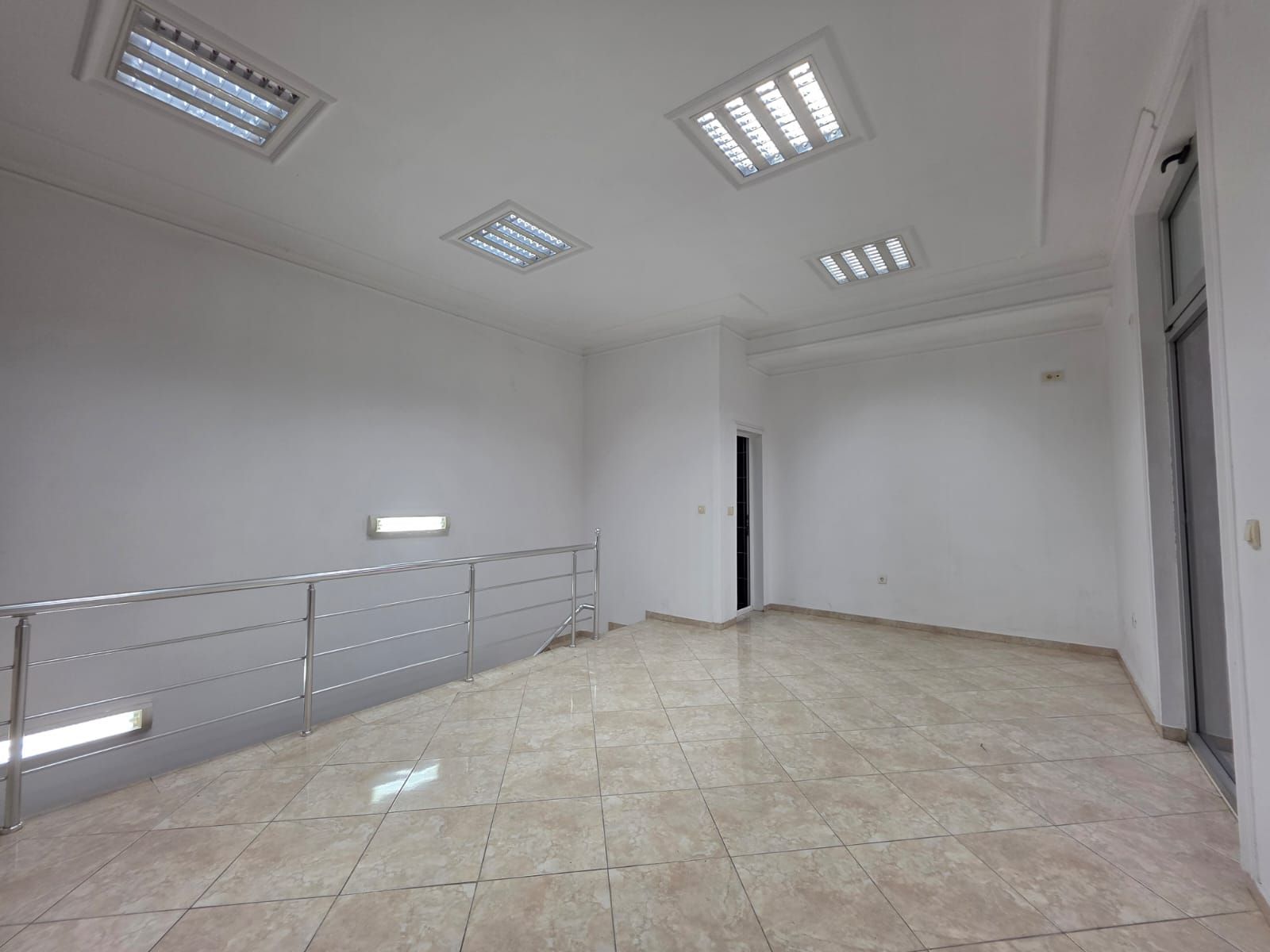 Moderno uređen poslovni prostor 82 m² na prometnoj lokaciji sa parkingom – Stari Aerodrom, Podgorica - Amfora Real Estate