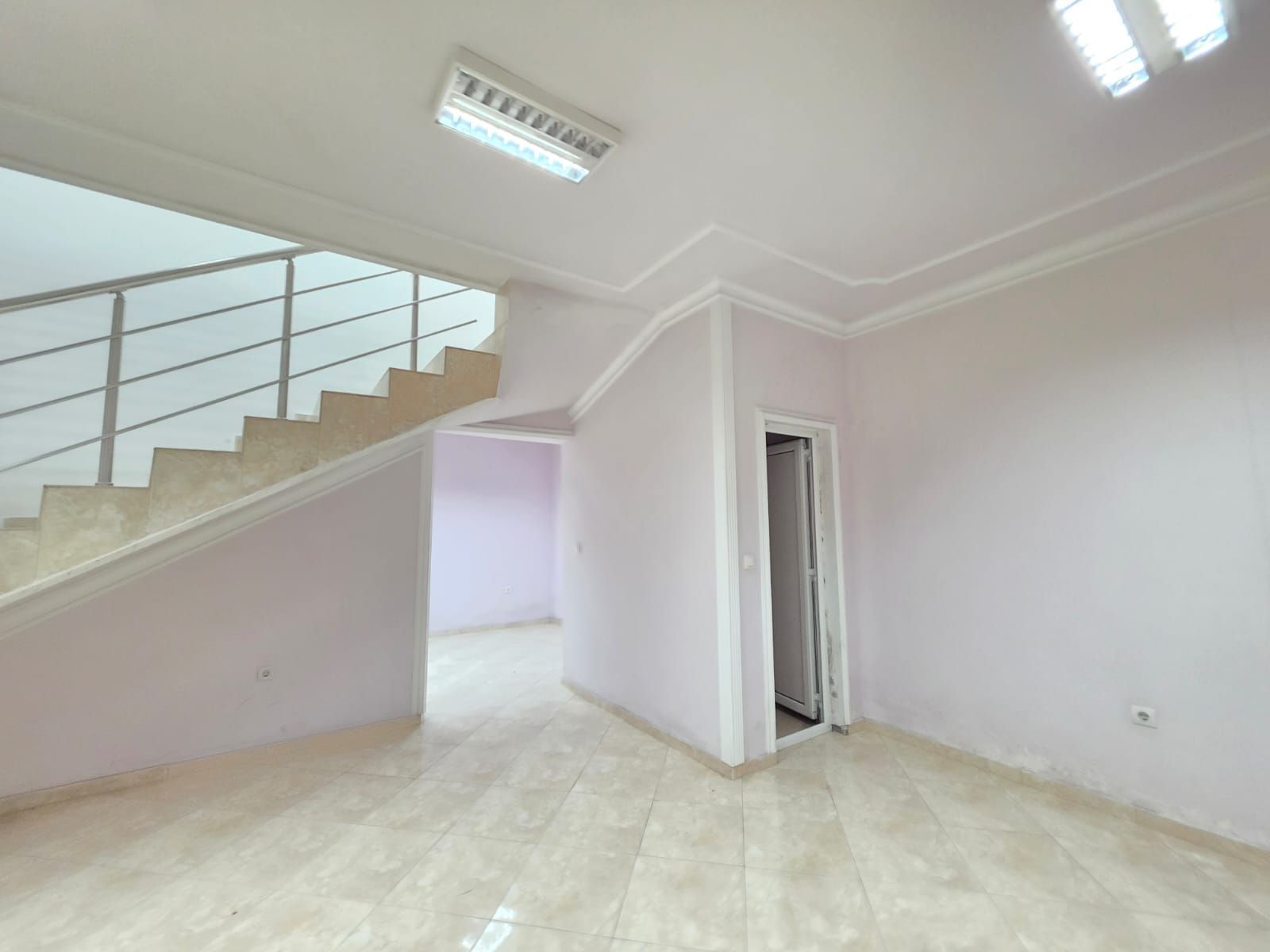 Moderno uređen poslovni prostor 82 m² na prometnoj lokaciji sa parkingom – Stari Aerodrom, Podgorica - Amfora Real Estate