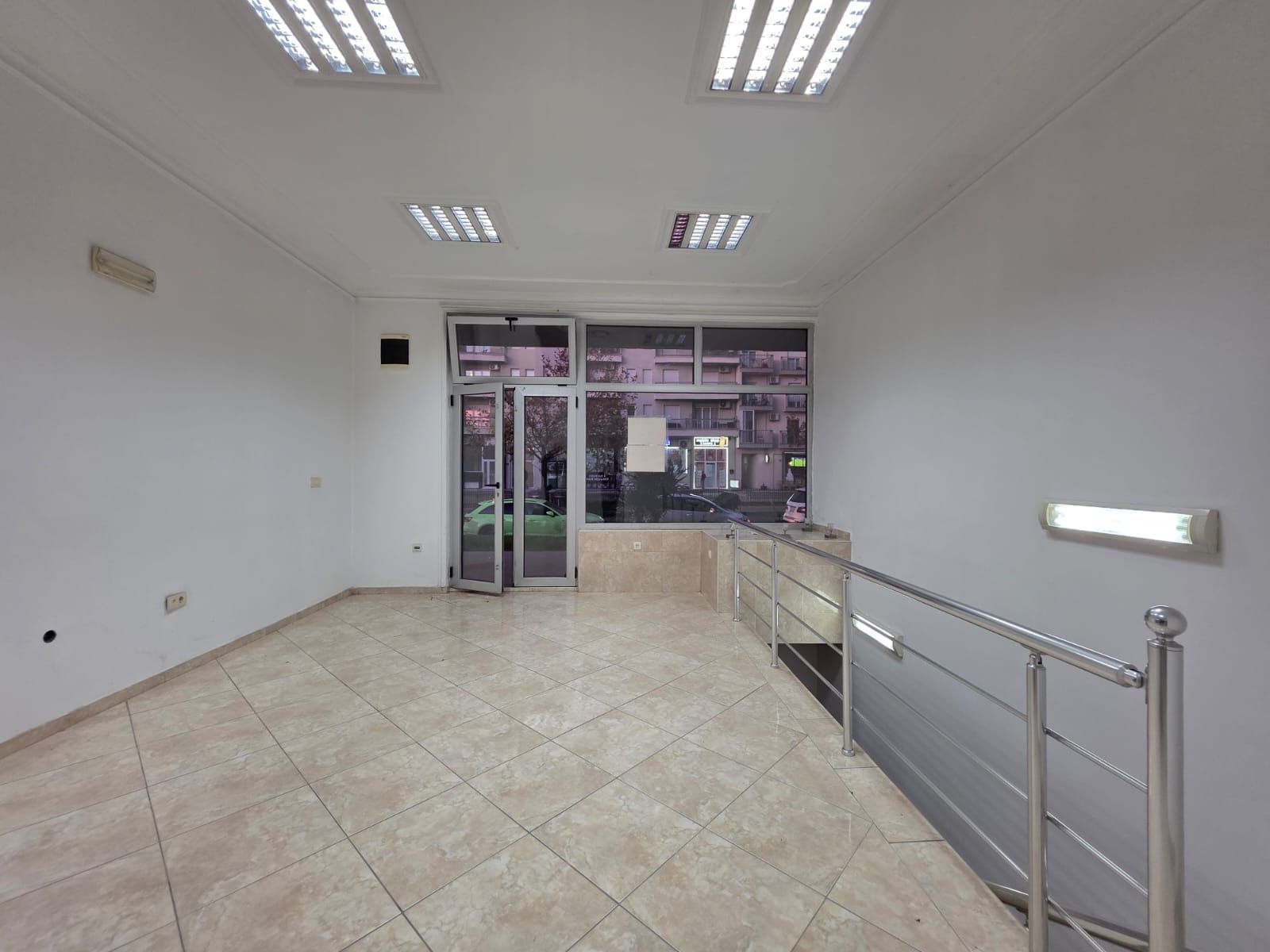 Moderno uređen poslovni prostor 82 m² na prometnoj lokaciji sa parkingom – Stari Aerodrom, Podgorica - Amfora Real Estate