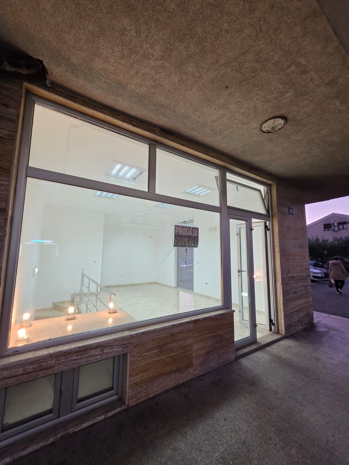 Moderno uređen poslovni prostor 82 m² na prometnoj lokaciji sa parkingom – Stari Aerodrom, Podgorica - Amfora Real Estate