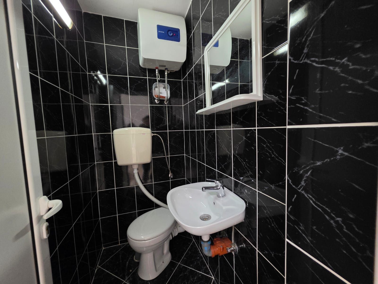 Moderno uređen poslovni prostor 82 m² na prometnoj lokaciji sa parkingom – Stari Aerodrom, Podgorica - Amfora Real Estate