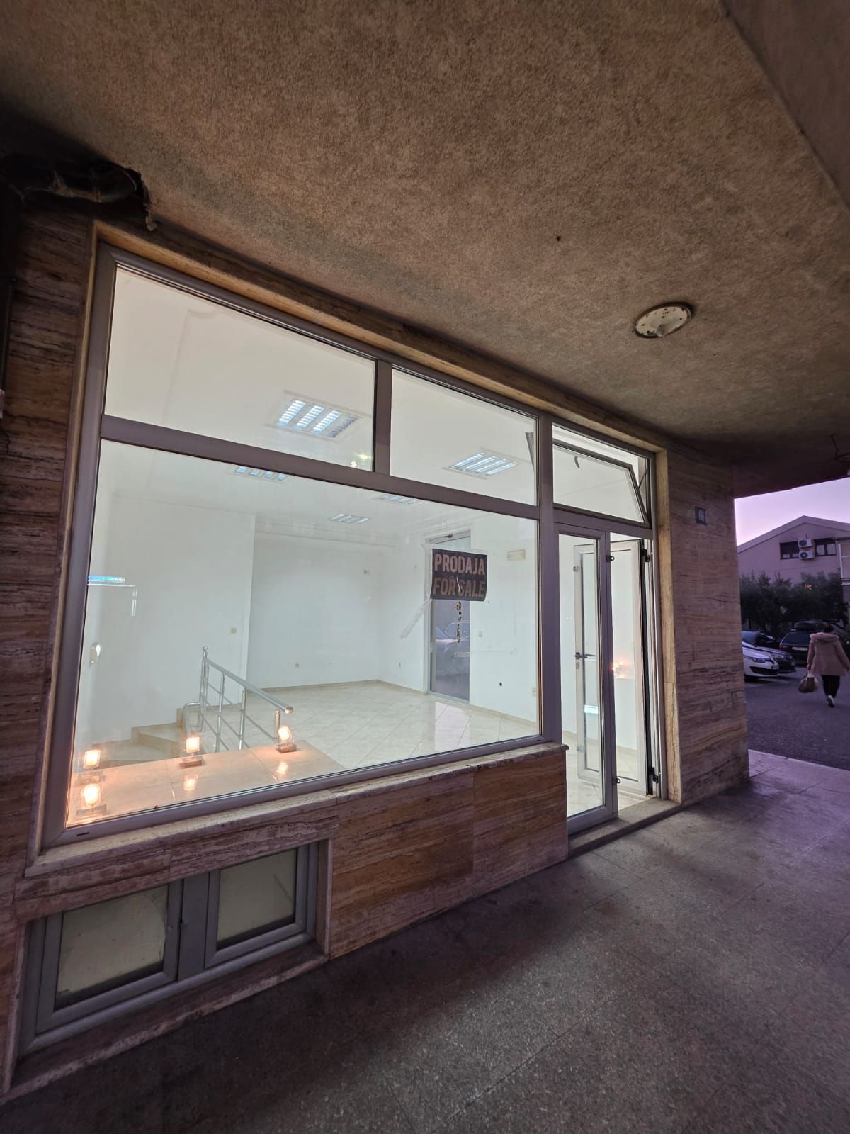 Moderno uređen poslovni prostor 82 m² na prometnoj lokaciji sa parkingom – Stari Aerodrom, Podgorica - Amfora Real Estate