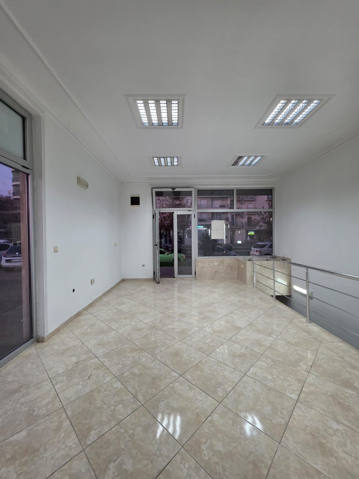 Moderno uređen poslovni prostor 82 m² na prometnoj lokaciji sa parkingom – Stari Aerodrom, Podgorica - Amfora Real Estate