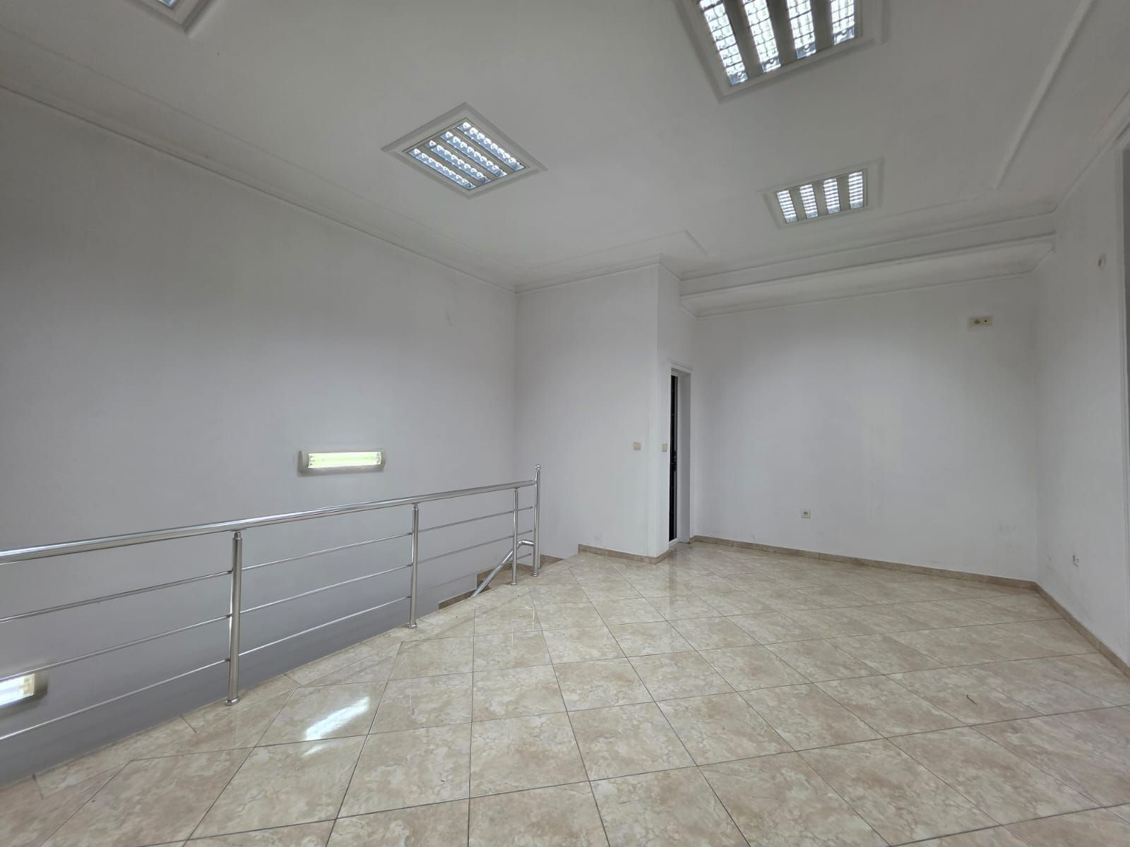 Moderno uređen poslovni prostor 82 m² na prometnoj lokaciji sa parkingom – Stari Aerodrom, Podgorica - Amfora Real Estate