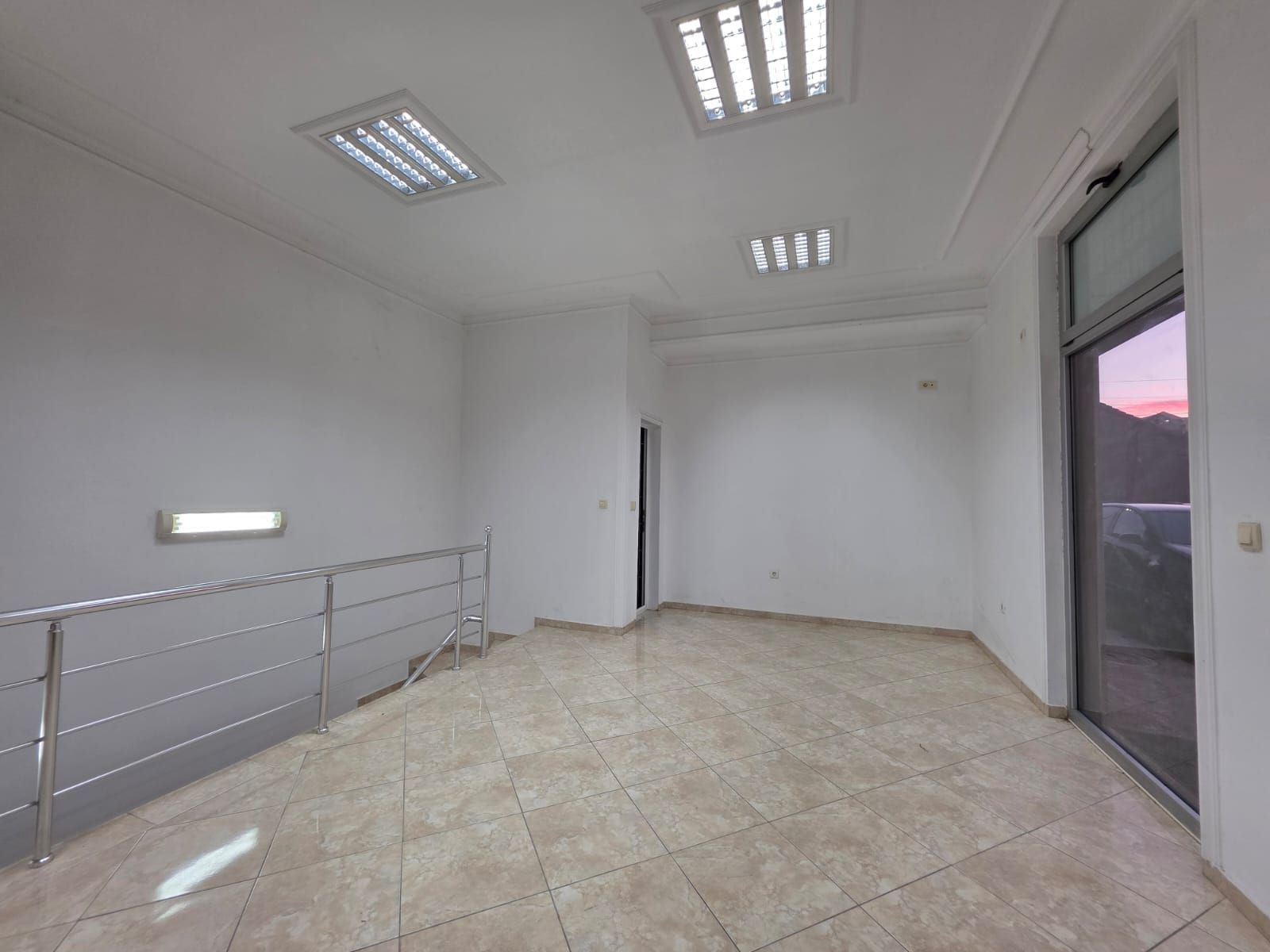 Moderno uređen poslovni prostor 82 m² na prometnoj lokaciji sa parkingom – Stari Aerodrom, Podgorica - Amfora Real Estate