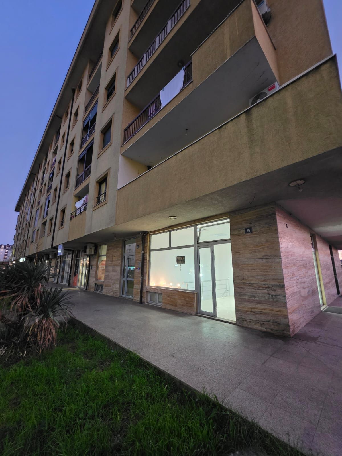 Moderno uređen poslovni prostor 82 m² na prometnoj lokaciji sa parkingom – Stari Aerodrom, Podgorica - Amfora Real Estate