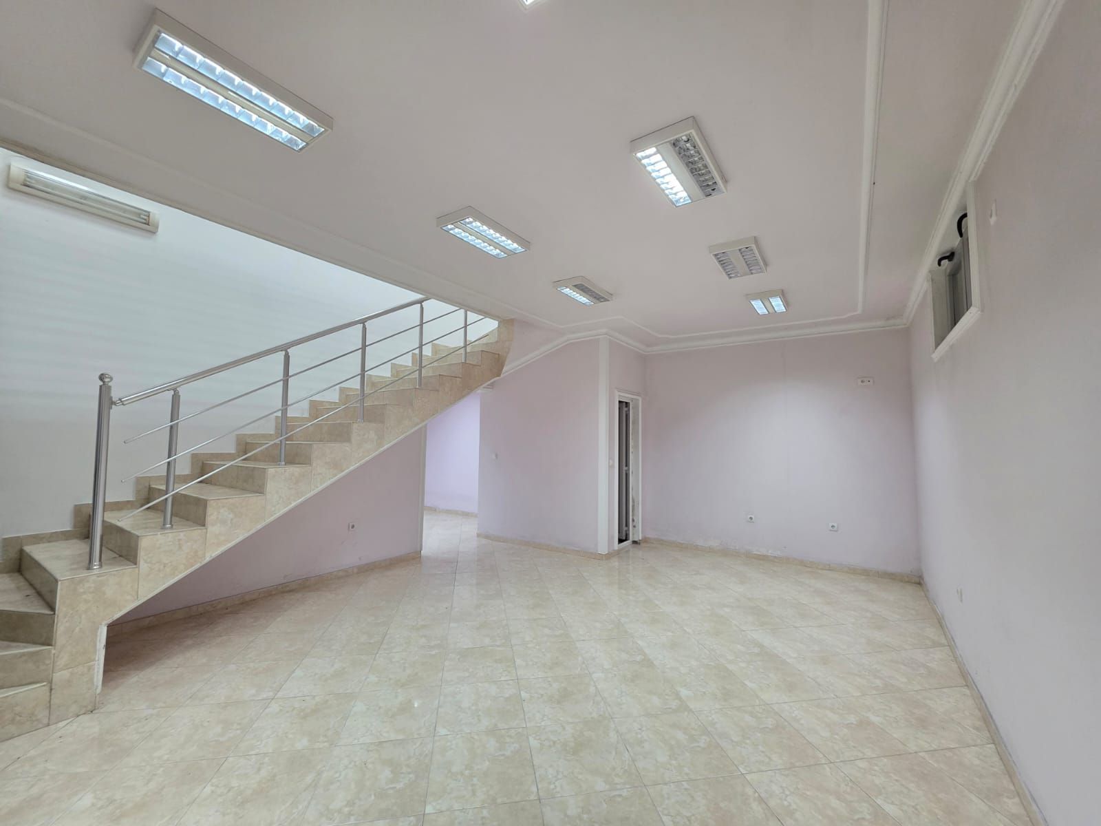 Moderno uređen poslovni prostor 82 m² na prometnoj lokaciji sa parkingom – Stari Aerodrom, Podgorica - Amfora Real Estate